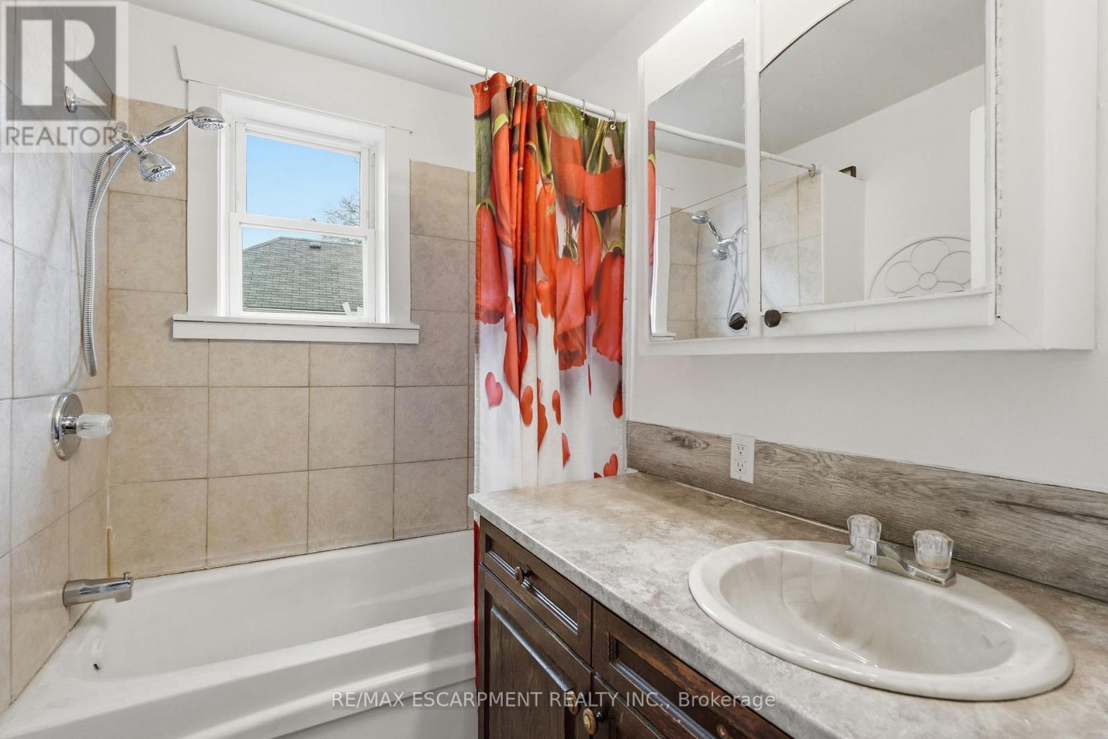 570 Cannon Street E, Hamilton, ON - Indoor Photo Showing Bathroom