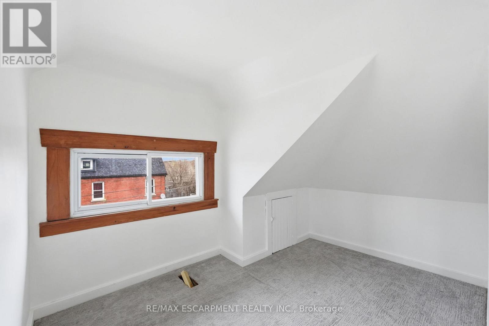 570 Cannon Street E, Hamilton, ON - Indoor Photo Showing Other Room