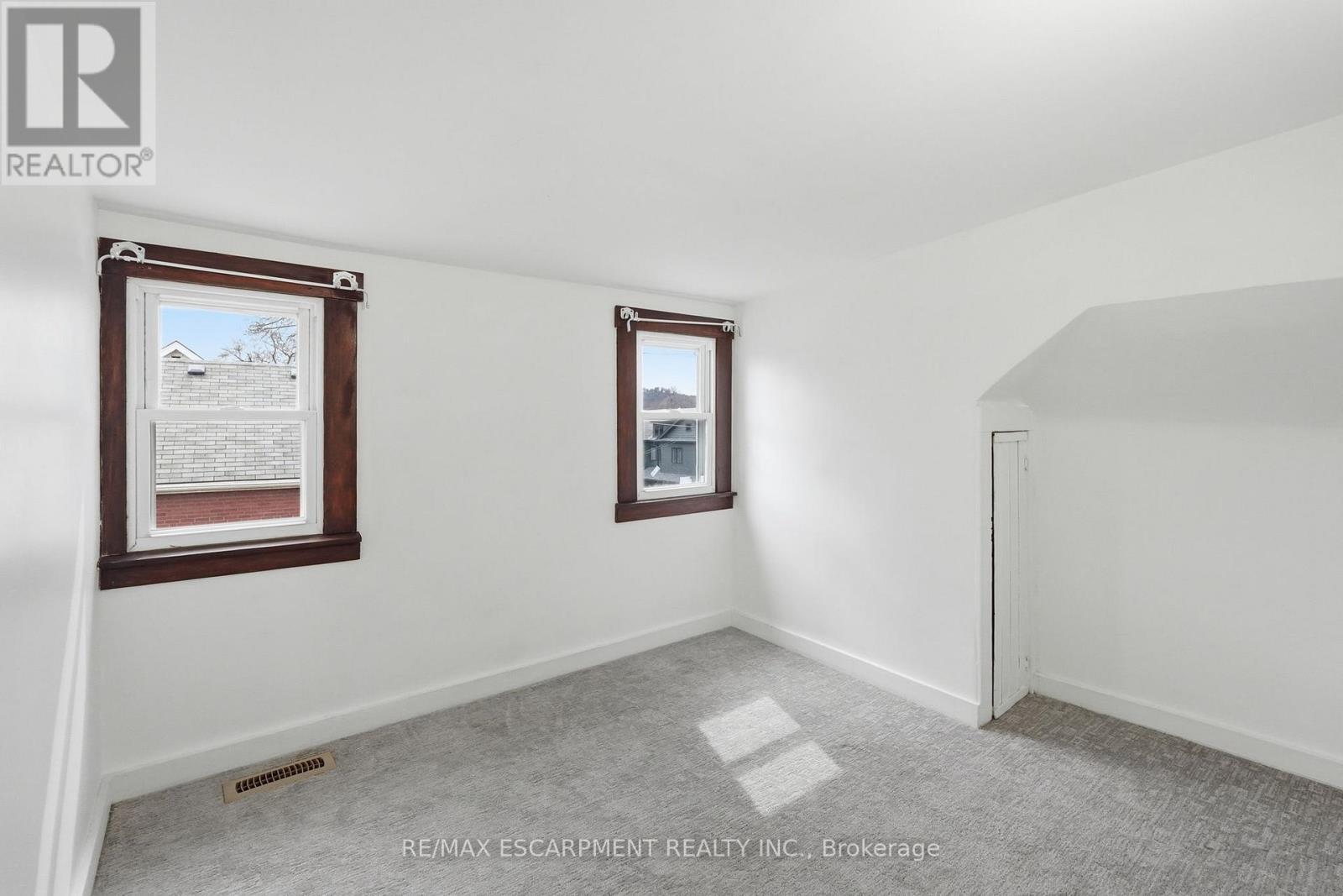 570 Cannon Street E, Hamilton, ON - Indoor Photo Showing Other Room