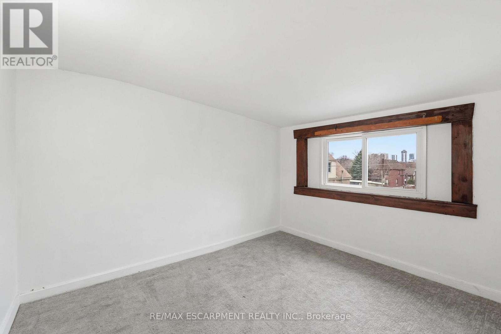 570 Cannon Street E, Hamilton, ON - Indoor Photo Showing Other Room