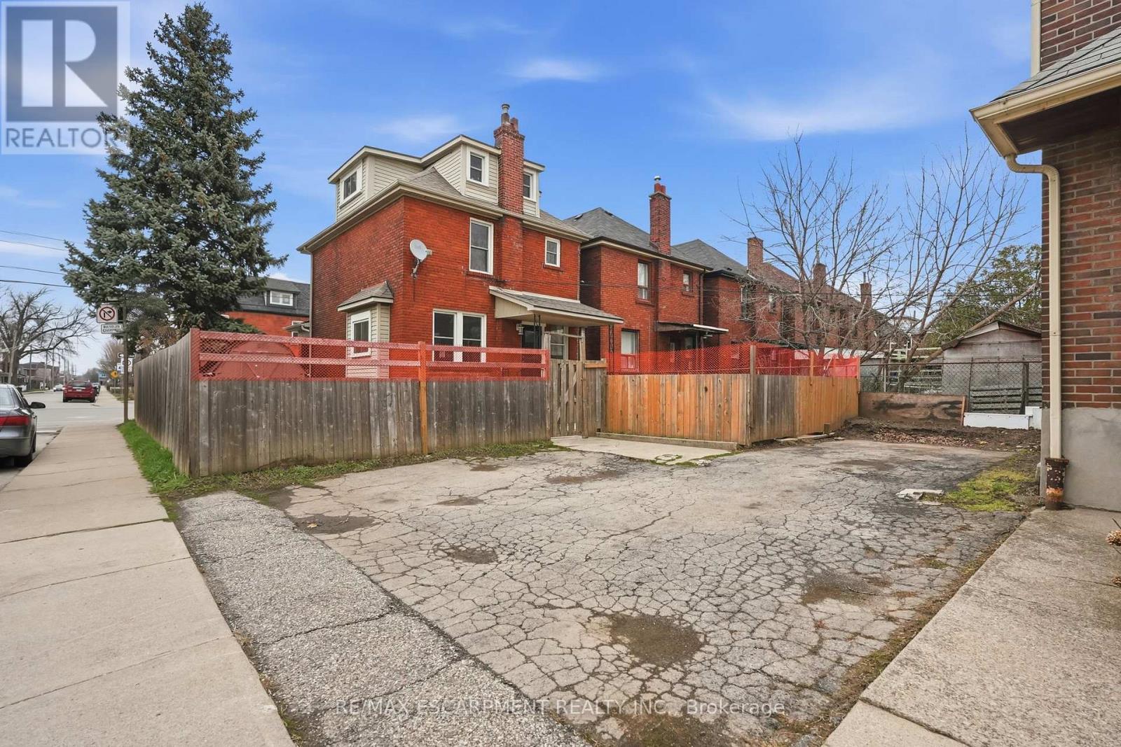 570 Cannon Street E, Hamilton, ON - Outdoor