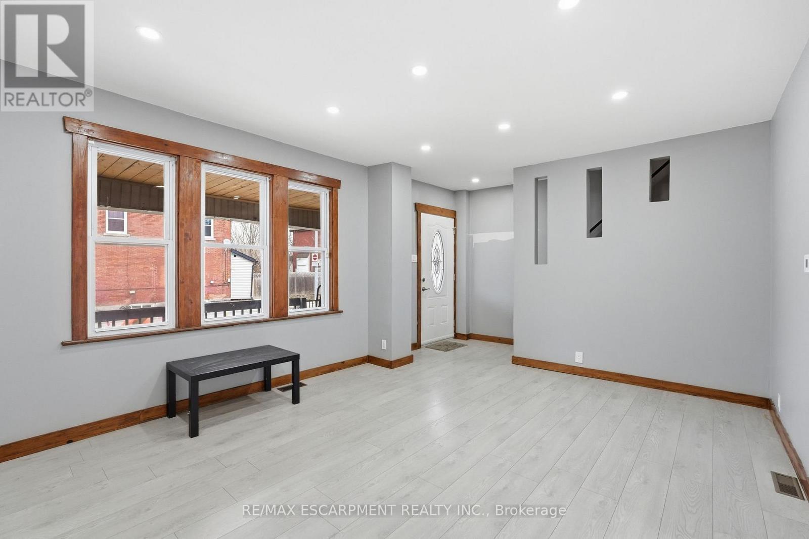 570 Cannon Street E, Hamilton, ON - Indoor Photo Showing Other Room