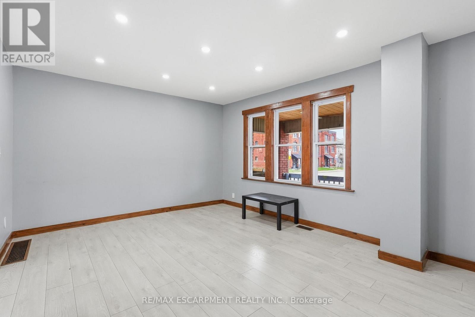 570 Cannon Street E, Hamilton, ON - Indoor Photo Showing Other Room