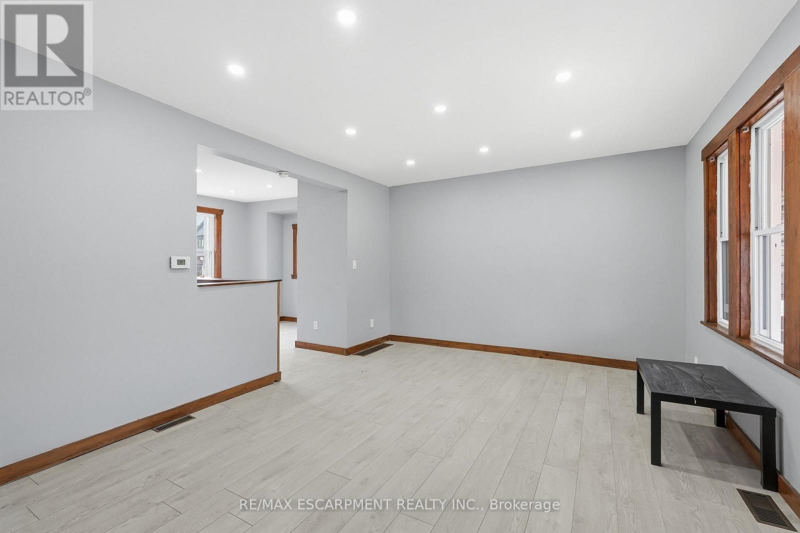 570 Cannon Street E, Hamilton, ON - Indoor Photo Showing Other Room