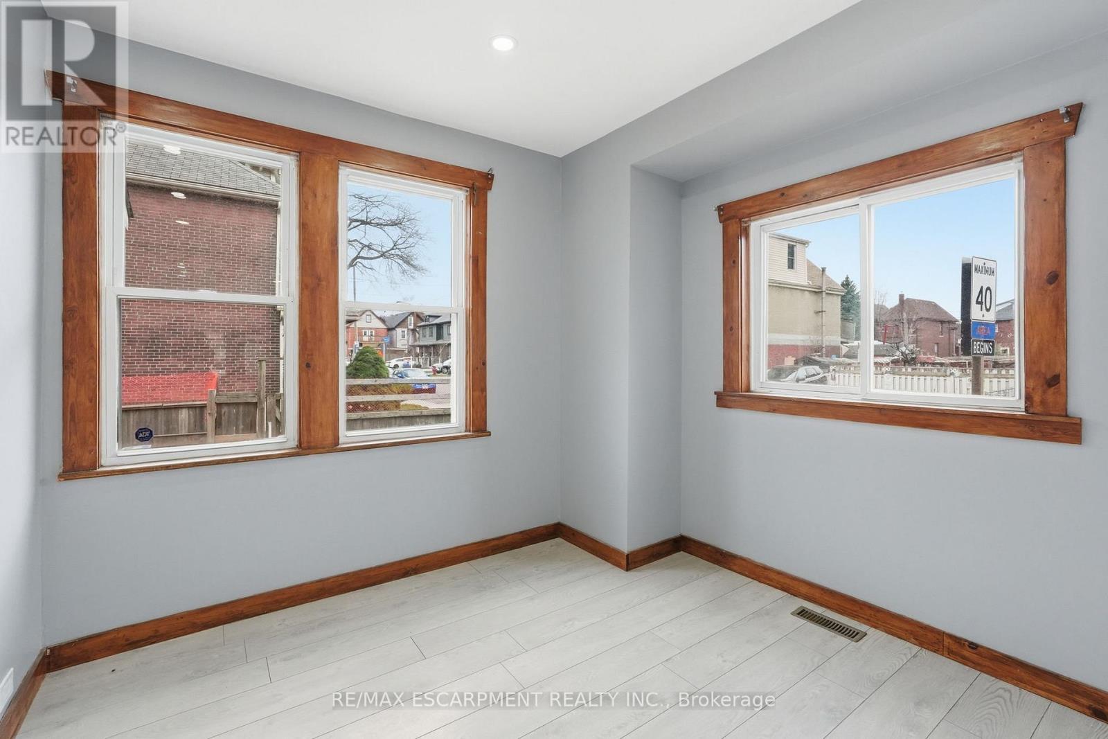 570 Cannon Street E, Hamilton, ON - Indoor Photo Showing Other Room