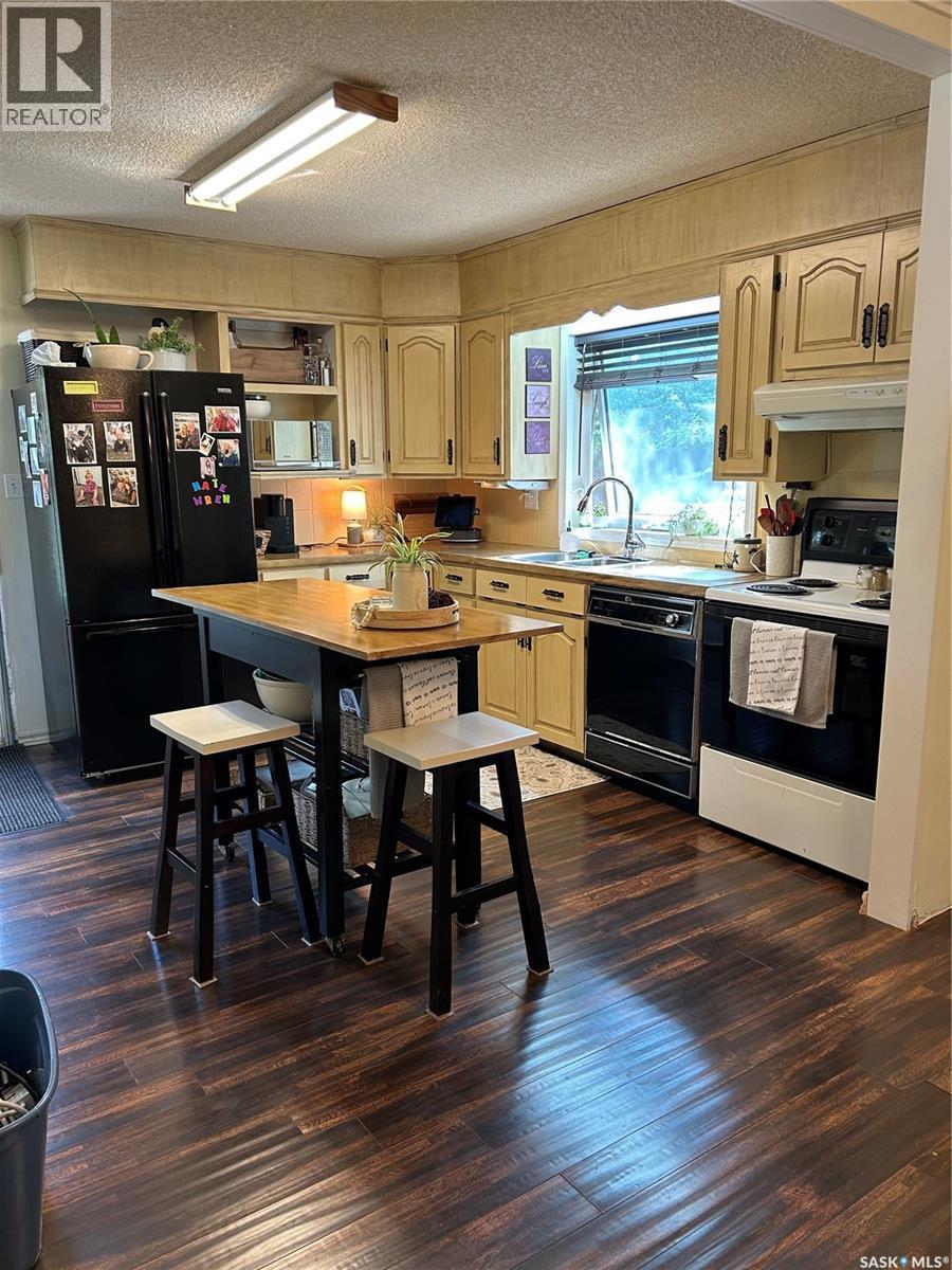 1533 Thorn Crescent, Estevan, SK - Indoor Photo Showing Kitchen With Double Sink