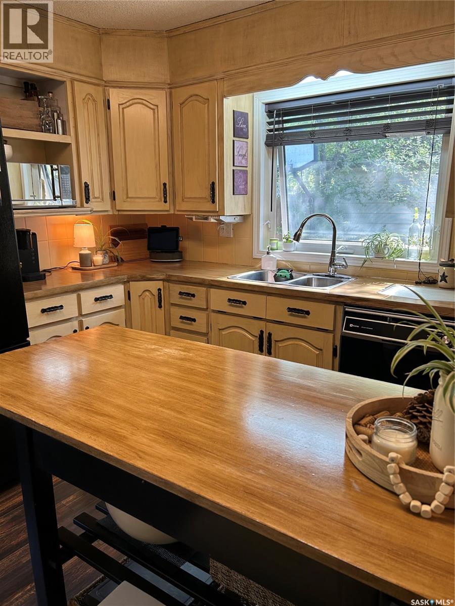1533 Thorn Crescent, Estevan, SK - Indoor Photo Showing Kitchen With Double Sink