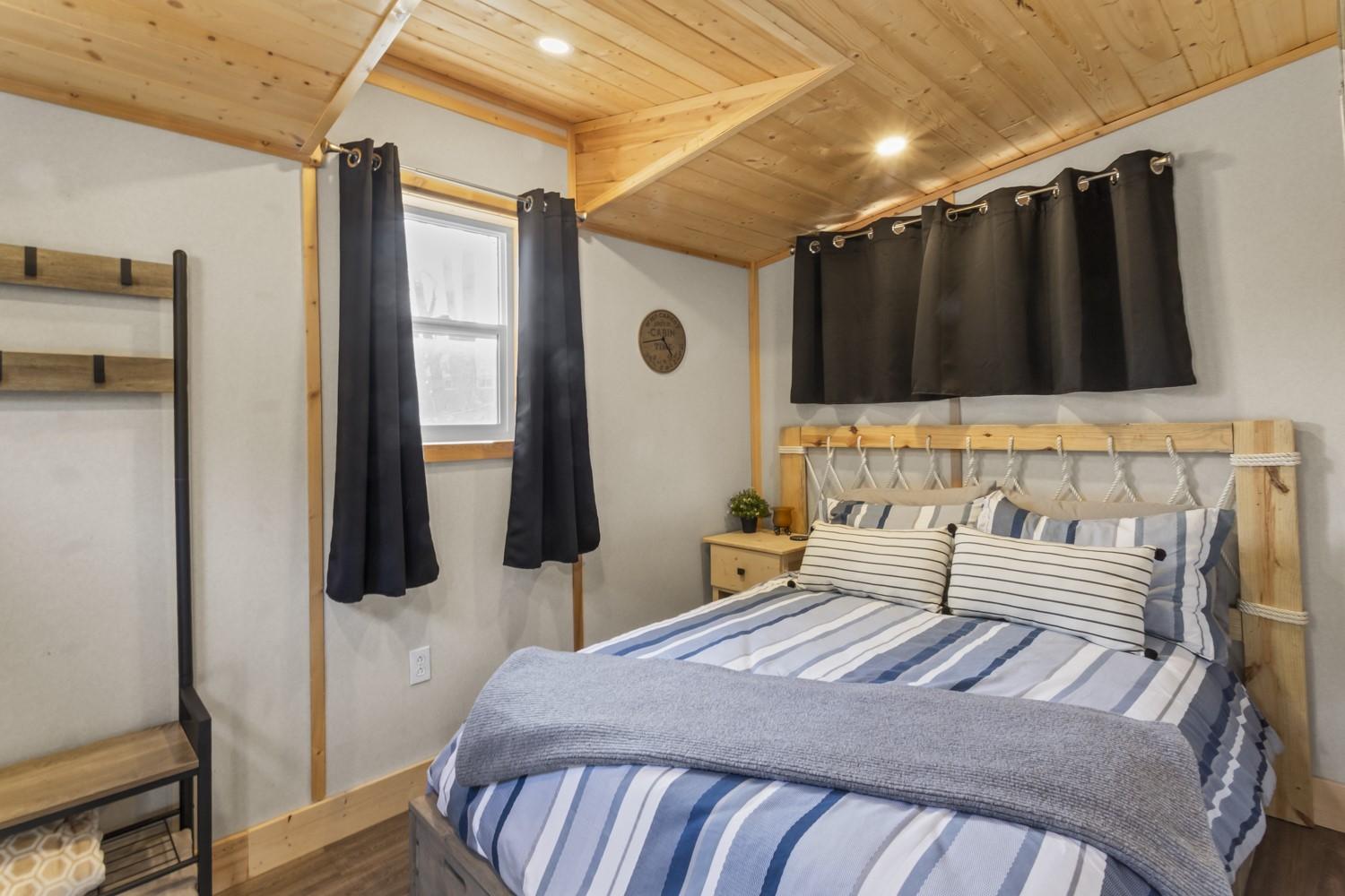 250 Laguna Crescent, Twin Bays, BC - Indoor Photo Showing Bedroom