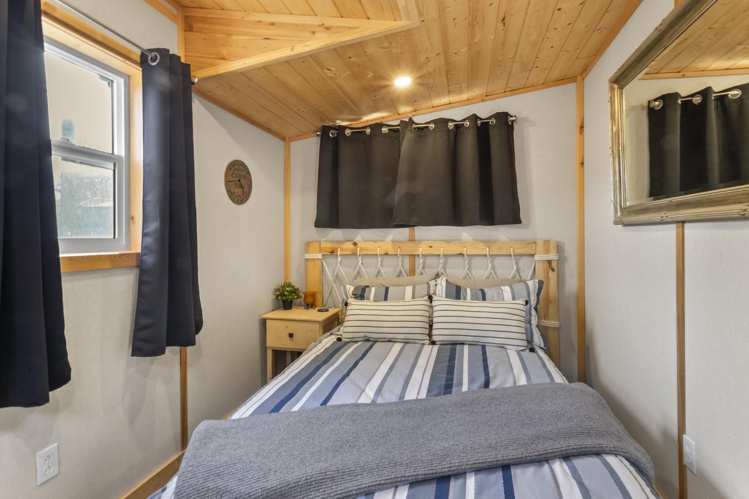 250 Laguna Crescent, Twin Bays, BC - Indoor Photo Showing Bedroom