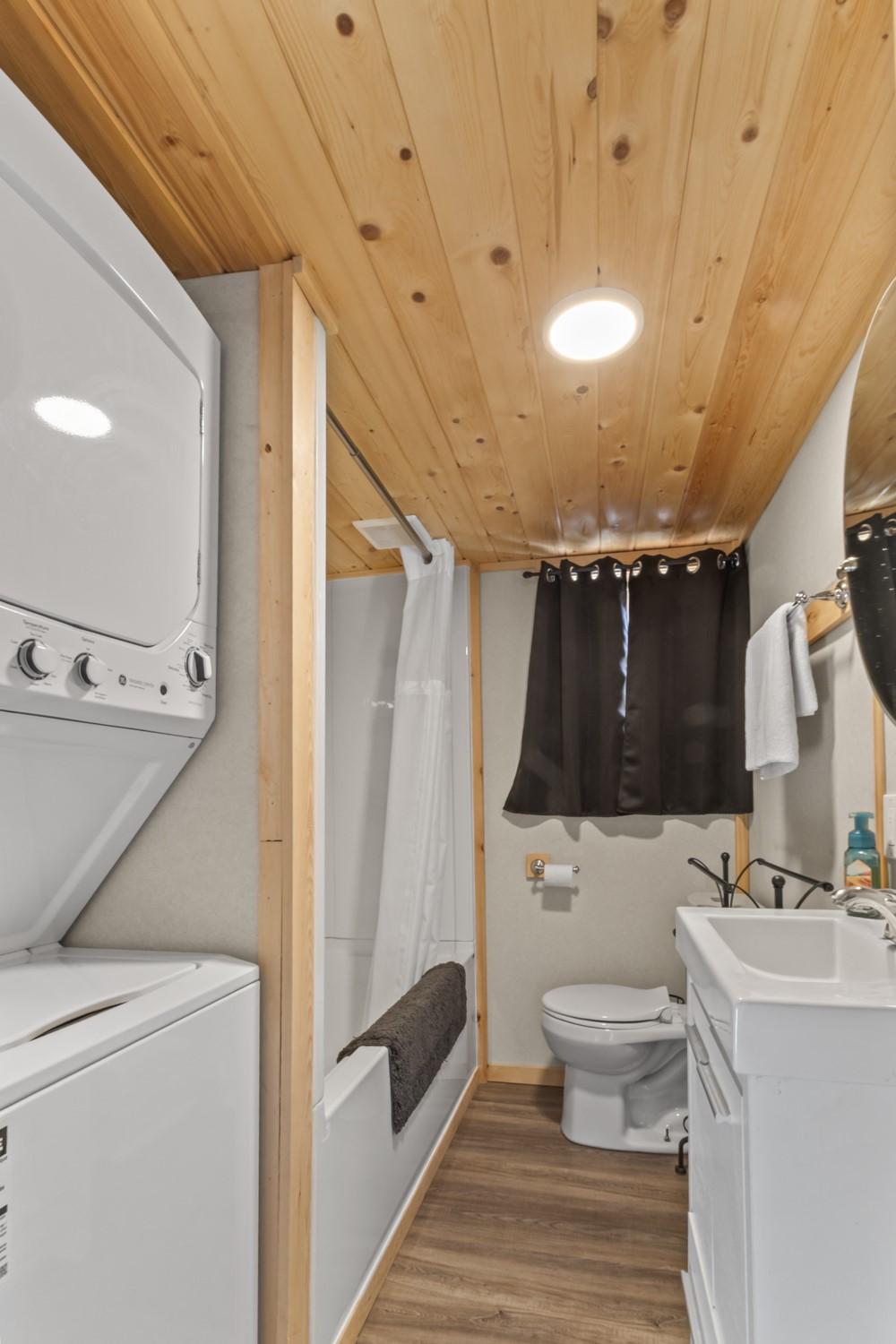 250 Laguna Crescent, Twin Bays, BC - Indoor Photo Showing Laundry Room