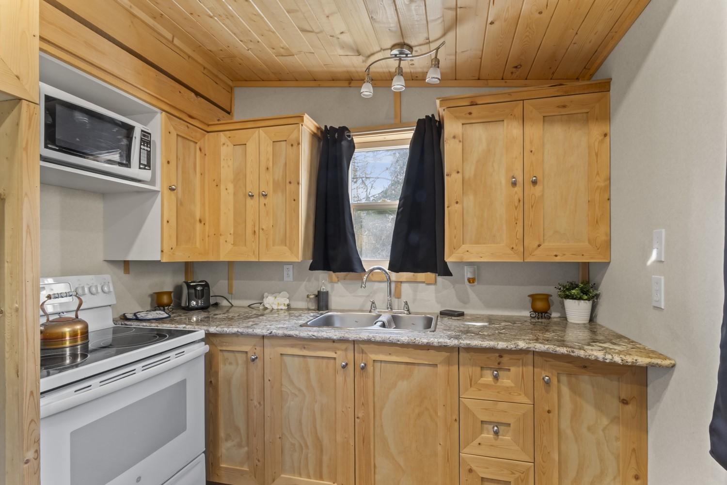 250 Laguna Crescent, Twin Bays, BC - Indoor Photo Showing Kitchen With Double Sink