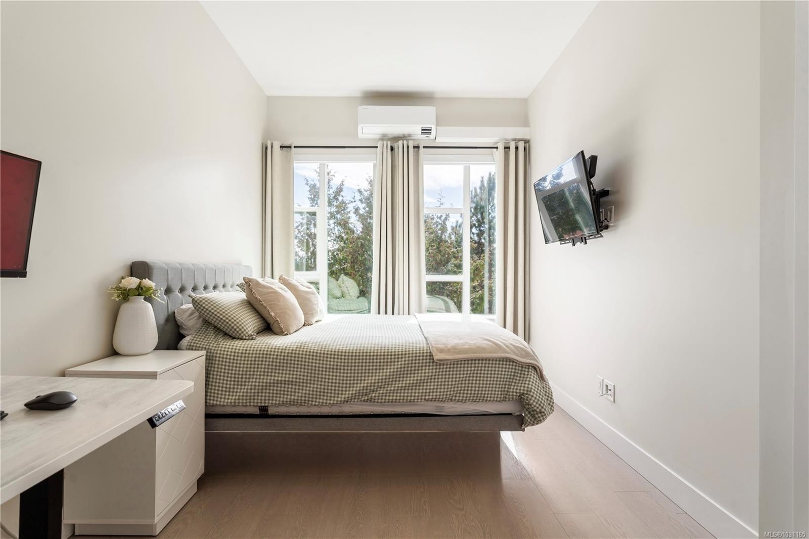 602-1450 Glentana Rd, View Royal, BC - Indoor Photo Showing Bedroom