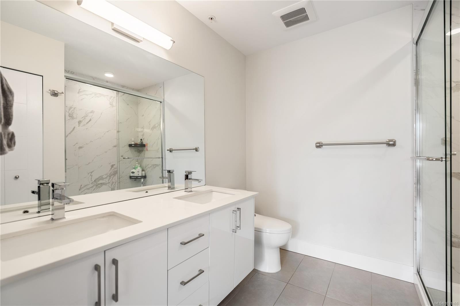 602-1450 Glentana Rd, View Royal, BC - Indoor Photo Showing Bathroom