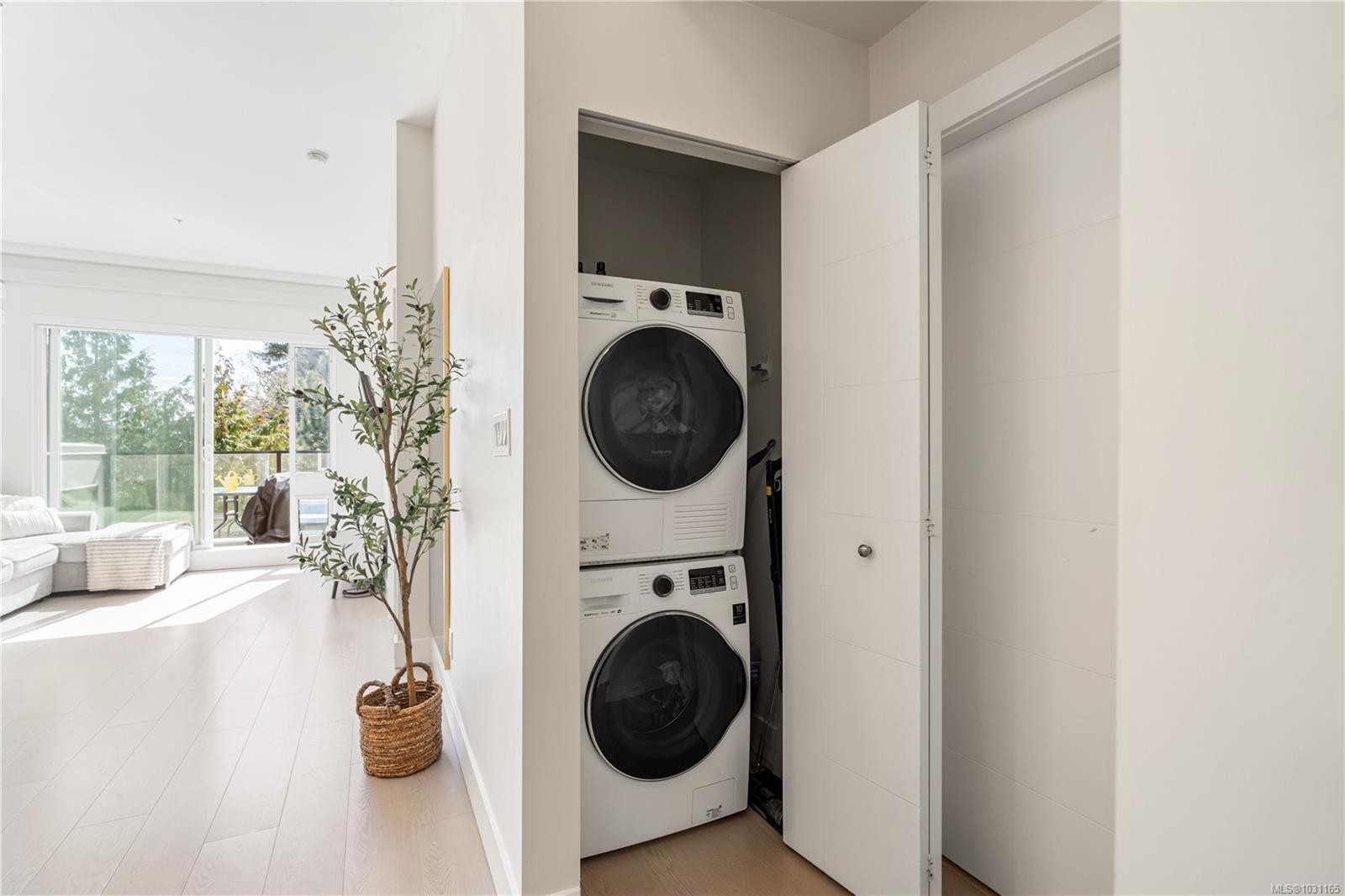 602-1450 Glentana Rd, View Royal, BC - Indoor Photo Showing Laundry Room