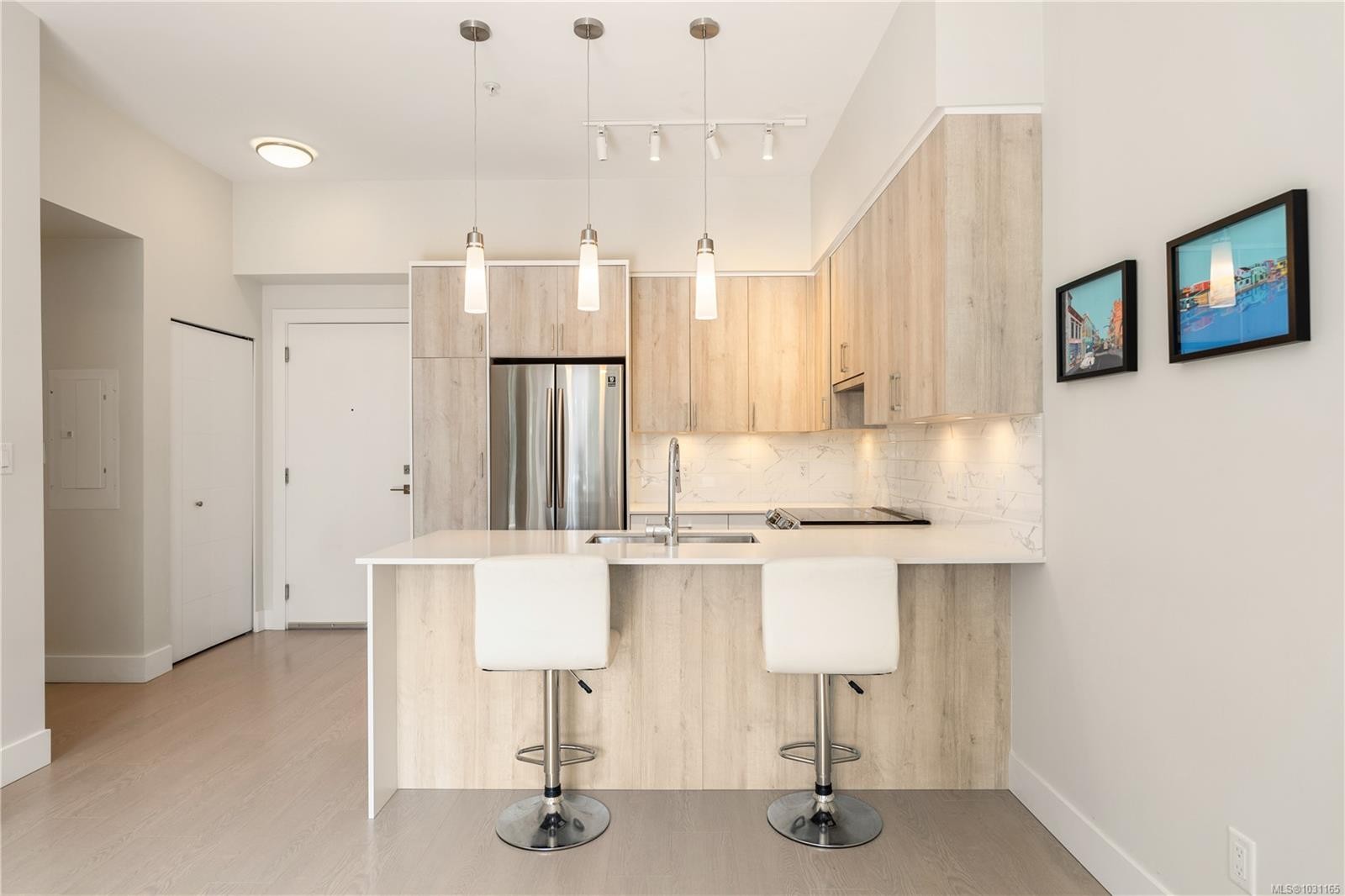 602-1450 Glentana Rd, View Royal, BC - Indoor Photo Showing Kitchen With Upgraded Kitchen