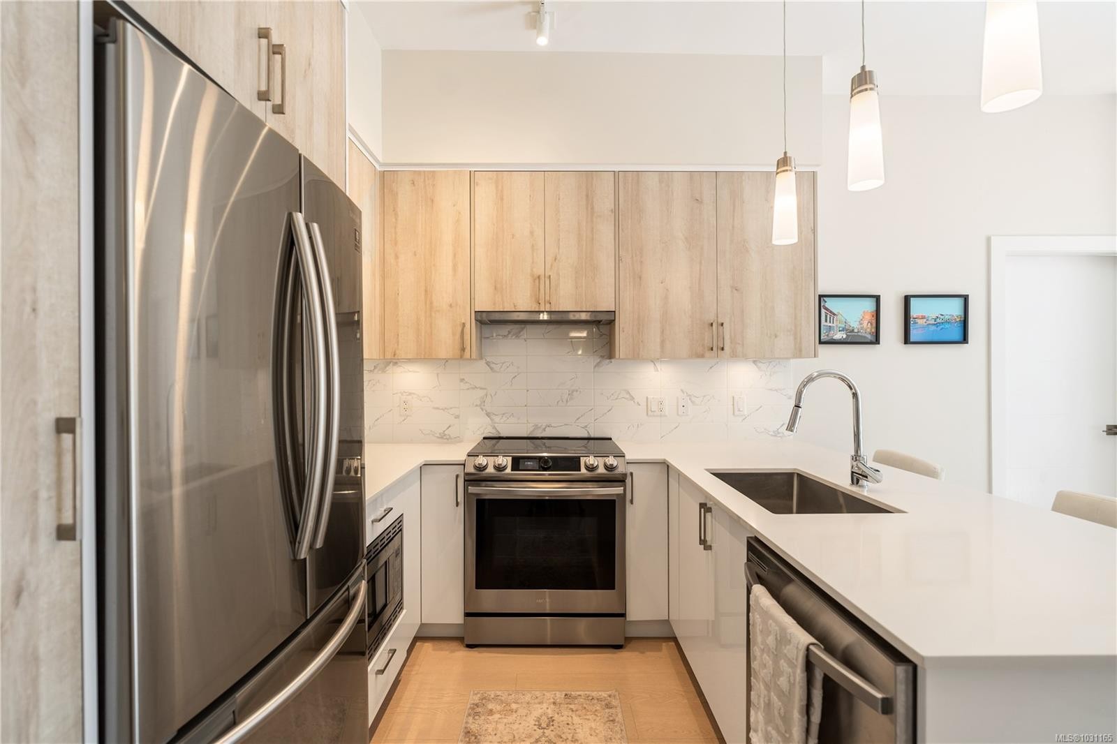 602-1450 Glentana Rd, View Royal, BC - Indoor Photo Showing Kitchen With Upgraded Kitchen