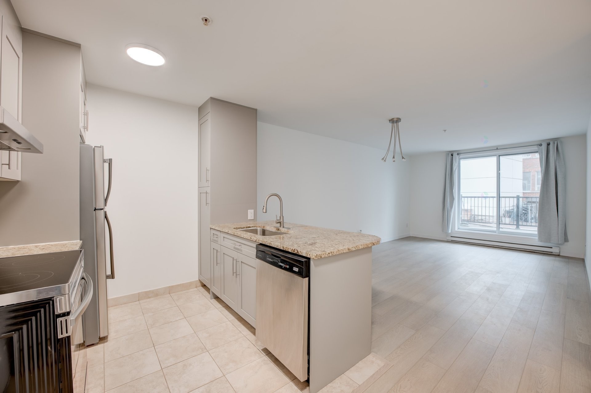 Cuisine - 219-1950 Rue De Champlain, Montréal (Ville-Marie), QC - Indoor Photo Showing Kitchen