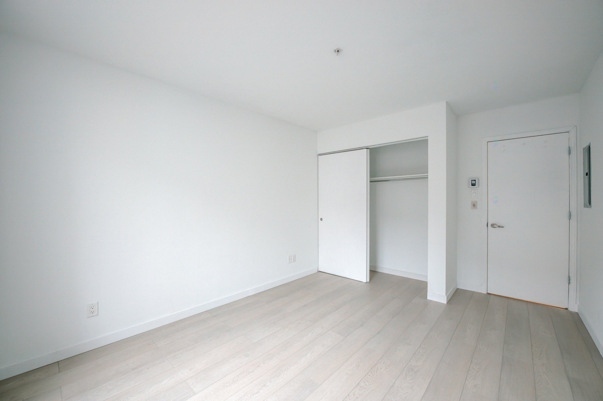 Chambre à coucher - 219-1950 Rue De Champlain, Montréal (Ville-Marie), QC - Indoor Photo Showing Other Room