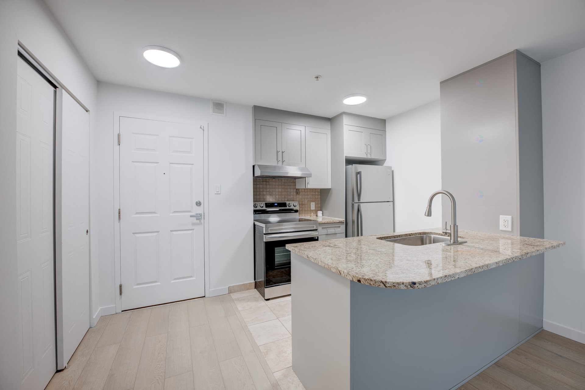 Cuisine - 219-1950 Rue De Champlain, Montréal (Ville-Marie), QC - Indoor Photo Showing Kitchen With Upgraded Kitchen