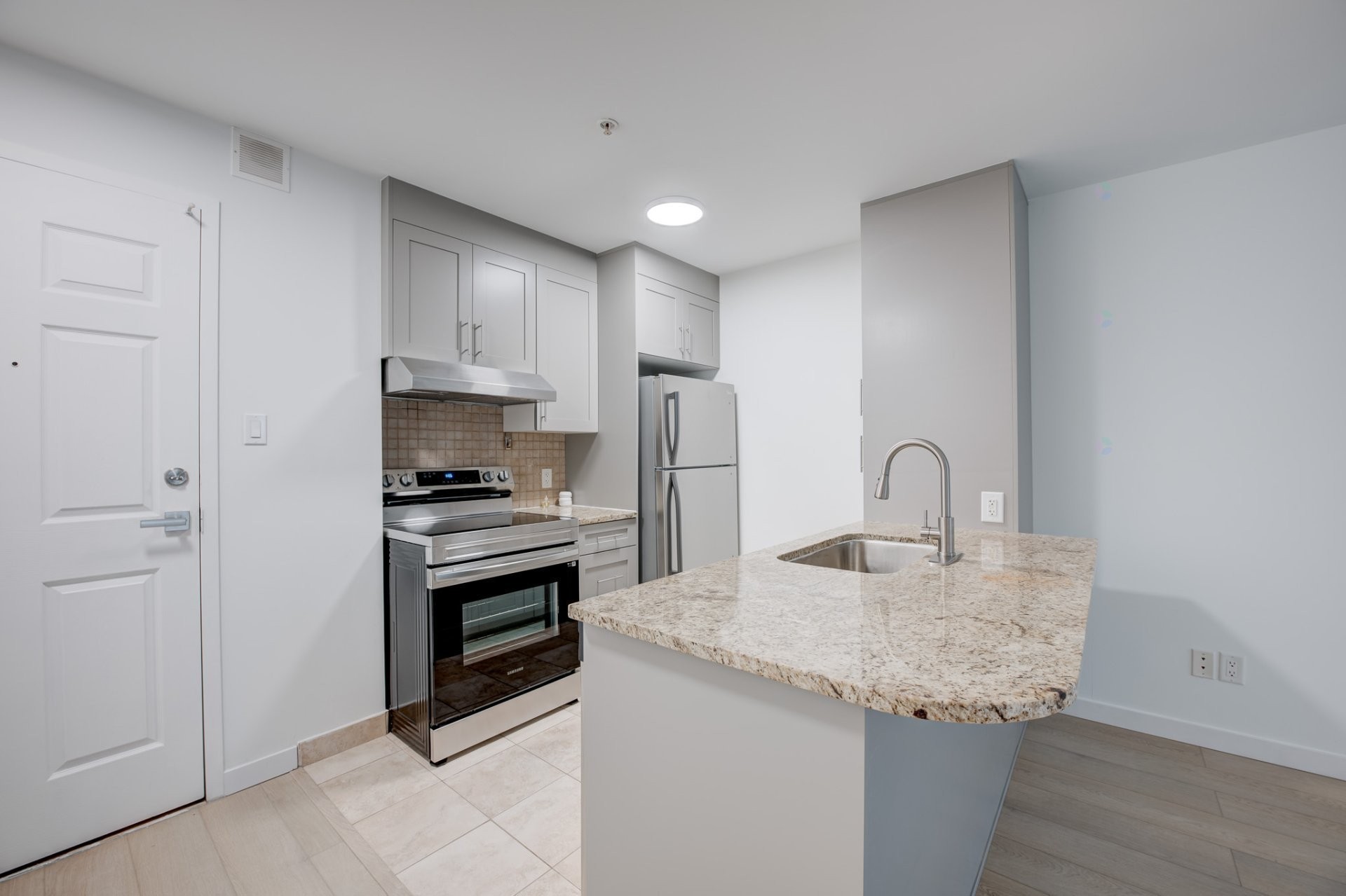 Cuisine - 219-1950 Rue De Champlain, Montréal (Ville-Marie), QC - Indoor Photo Showing Kitchen With Upgraded Kitchen