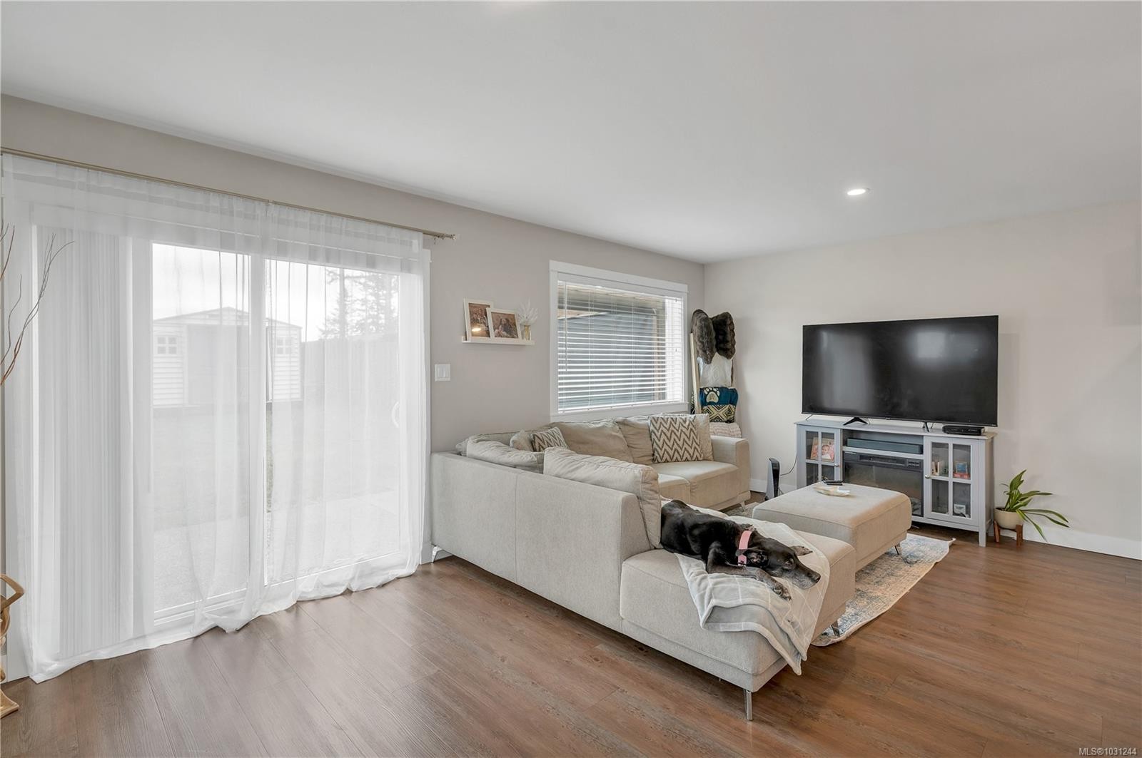 A-535 Petersen Rd, Campbell River, BC - Indoor Photo Showing Living Room