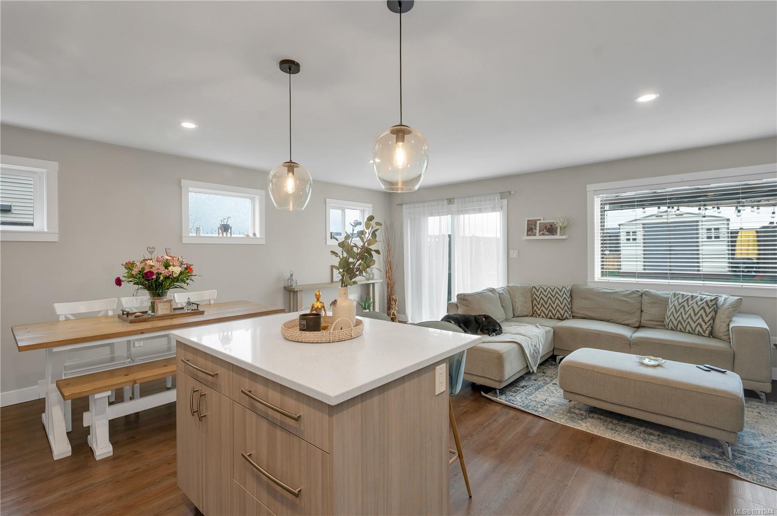 A-535 Petersen Rd, Campbell River, BC - Indoor Photo Showing Living Room