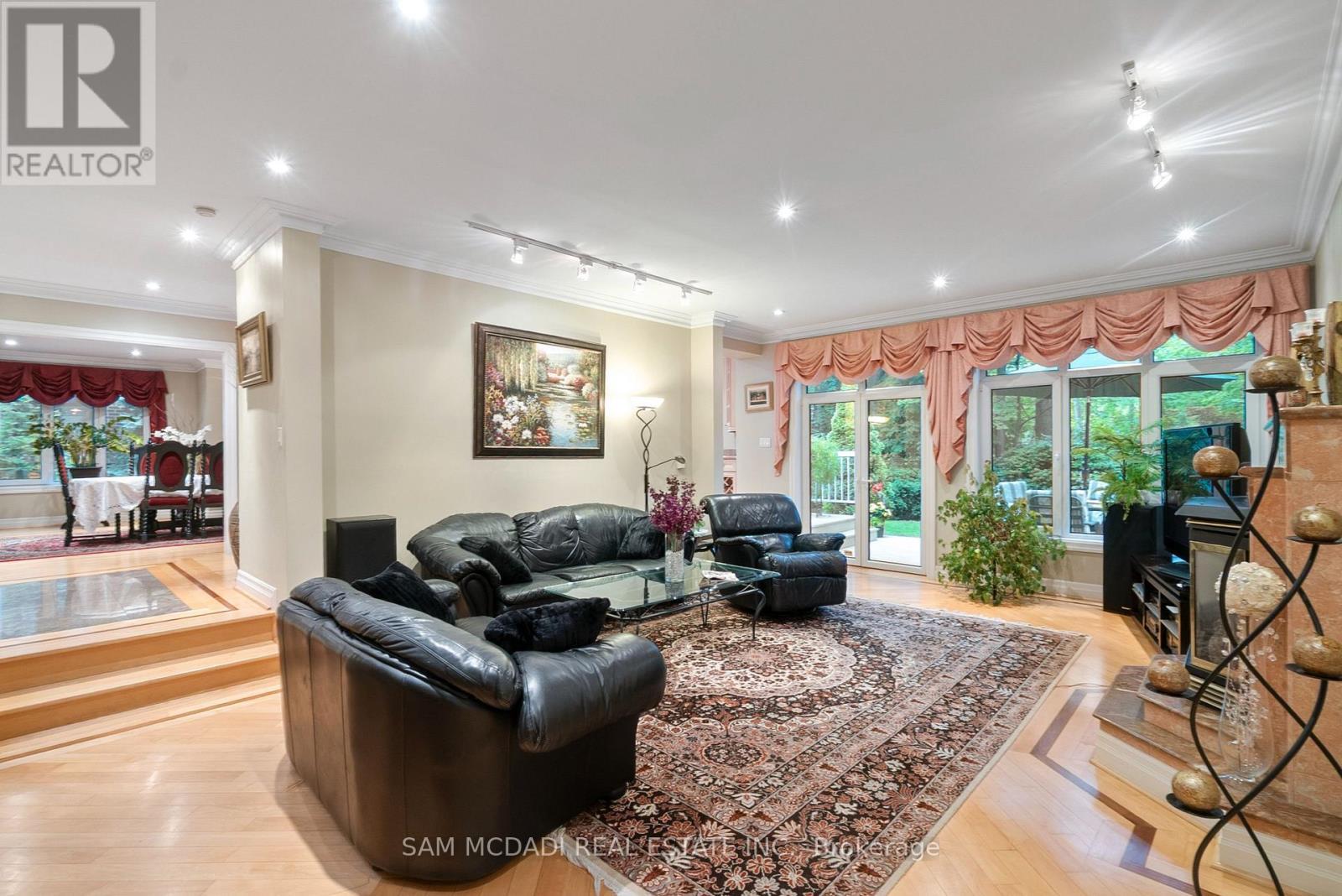 978 Tennyson Avenue, Mississauga, ON - Indoor Photo Showing Living Room