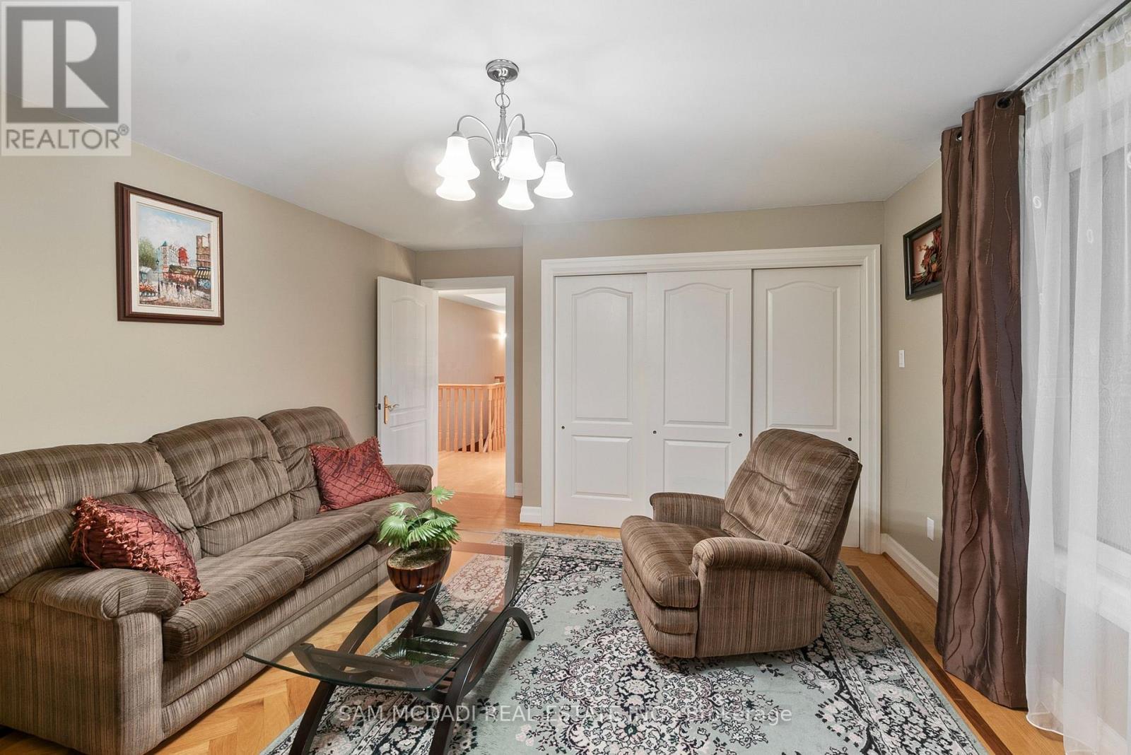 978 Tennyson Avenue, Mississauga, ON - Indoor Photo Showing Living Room