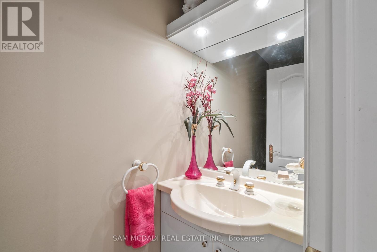 978 Tennyson Avenue, Mississauga, ON - Indoor Photo Showing Bathroom