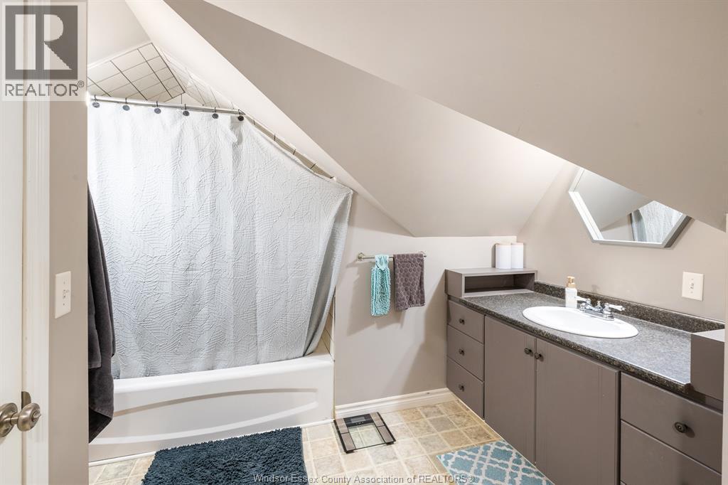 198 Raleigh, Chatham, ON - Indoor Photo Showing Bathroom