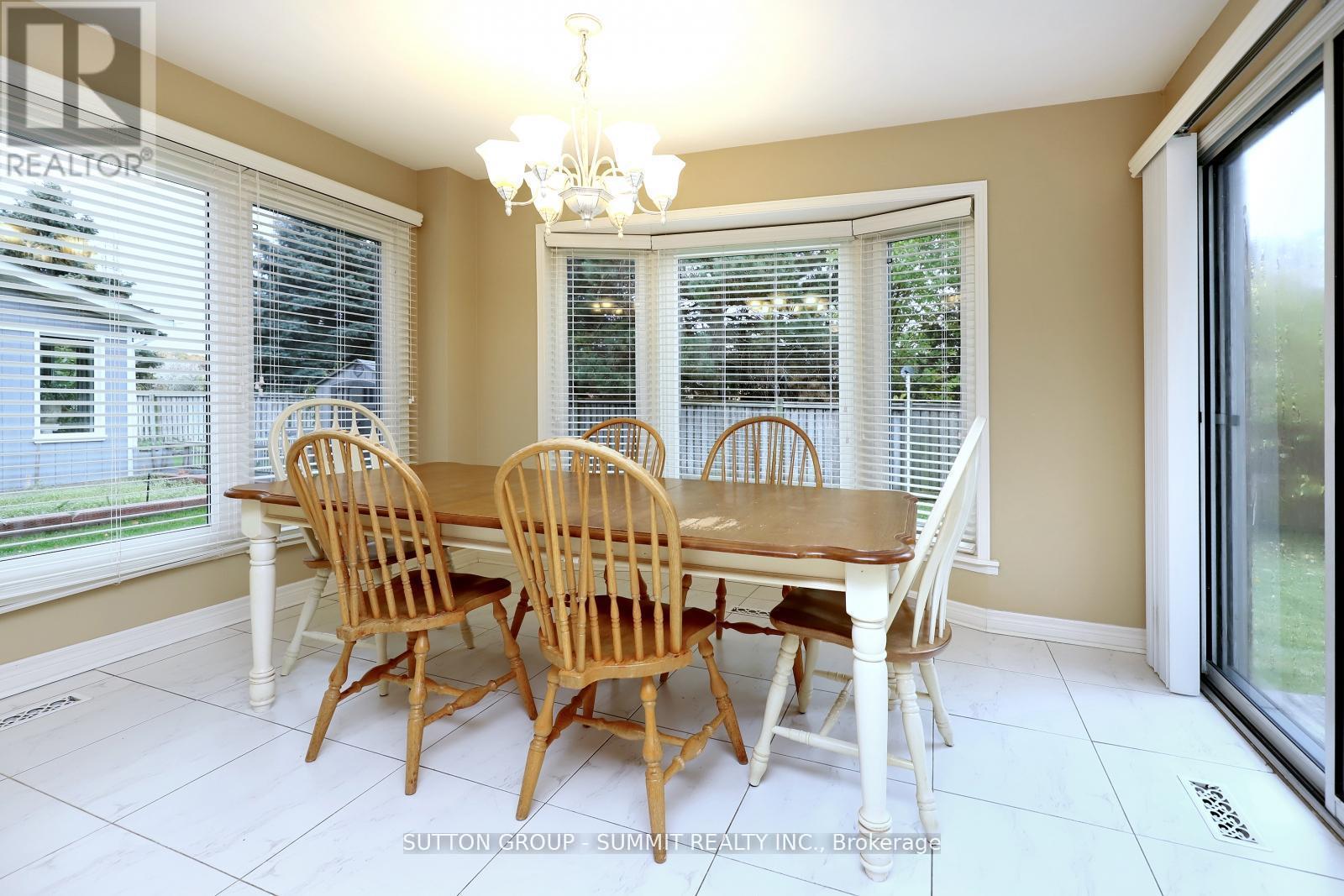 2654 Ambercroft Trail, Mississauga, ON - Indoor Photo Showing Dining Room