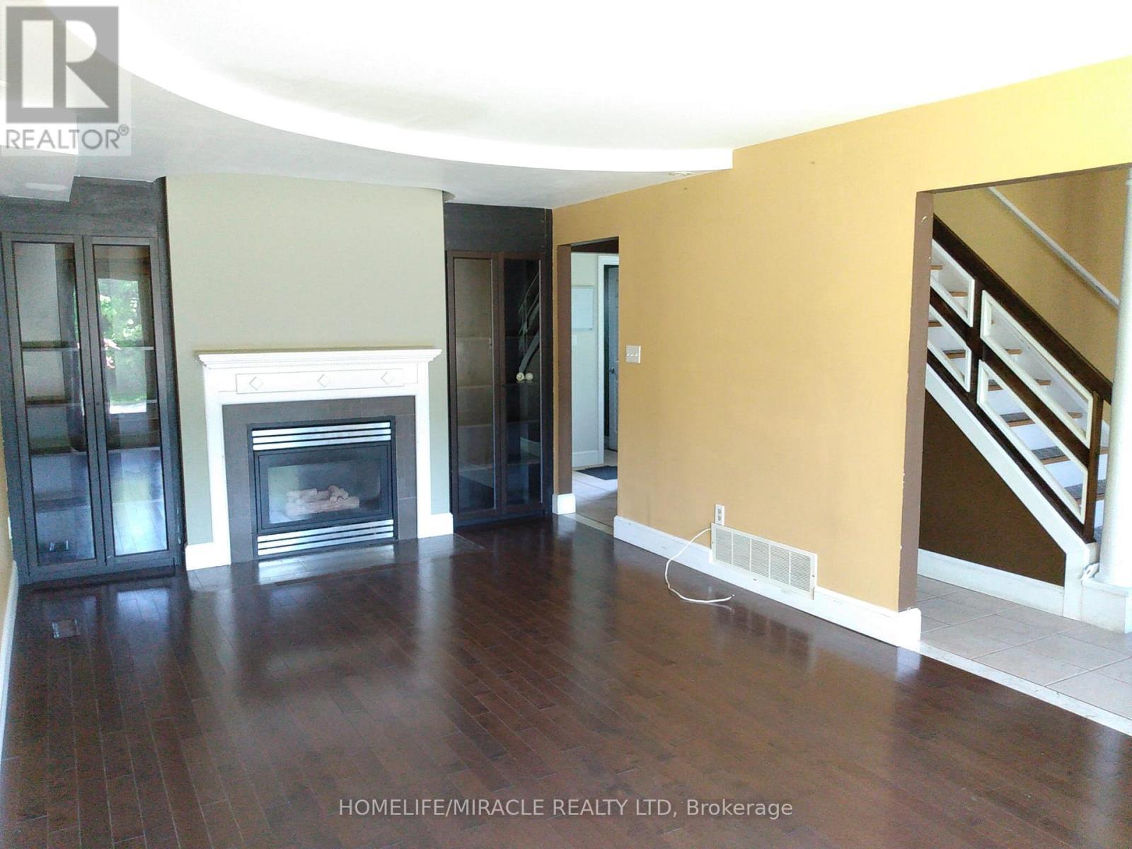 23 Heatherdale Place, Hamilton, ON - Indoor Photo Showing Living Room With Fireplace