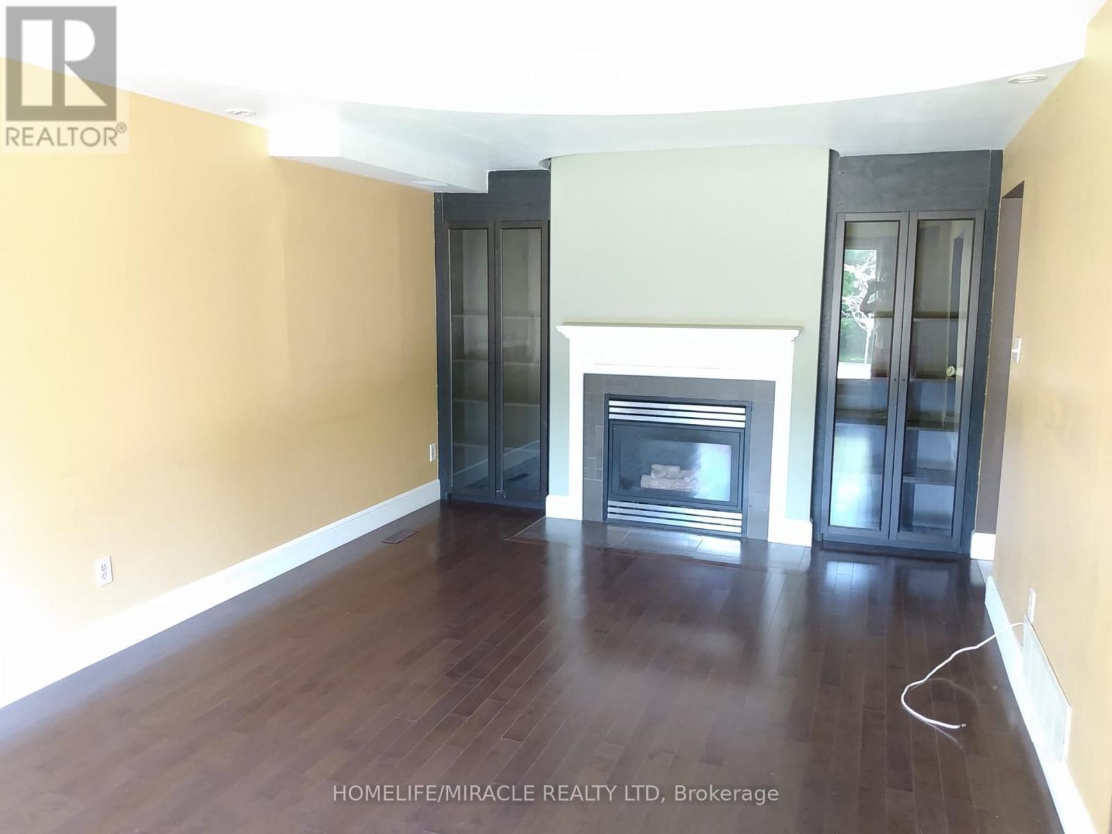 23 Heatherdale Place, Hamilton, ON - Indoor Photo Showing Living Room With Fireplace