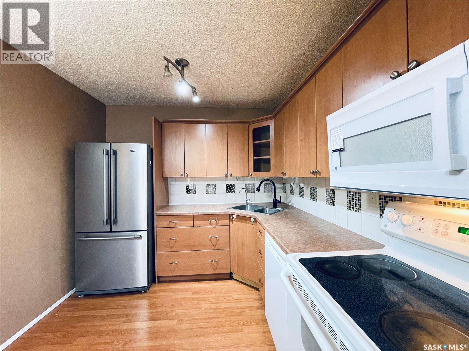 371 Fines Drive, Regina, SK - Indoor Photo Showing Kitchen