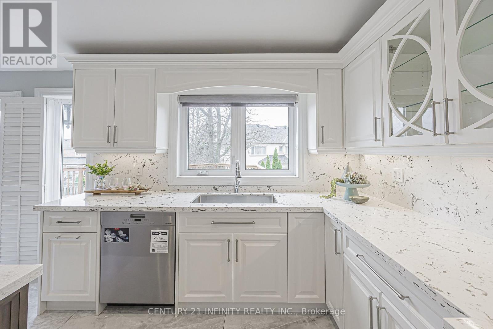 150 Strathearn Avenue, Richmond Hill (Bayview Hill), ON - Indoor Photo Showing Kitchen