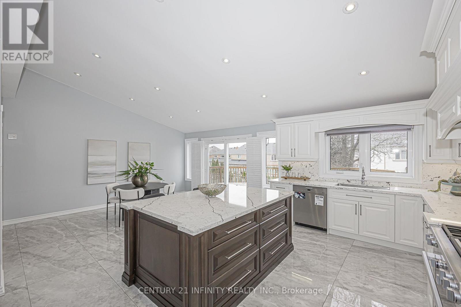 150 Strathearn Avenue, Richmond Hill (Bayview Hill), ON - Indoor Photo Showing Kitchen With Upgraded Kitchen
