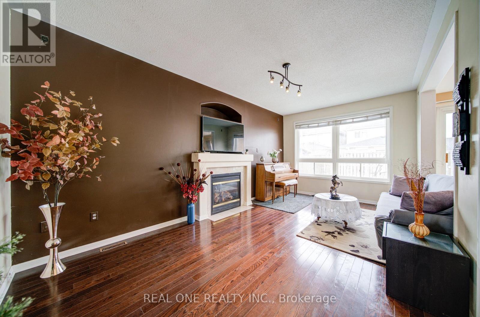 3696 Waterfall Crescent, Mississauga, ON - Indoor Photo Showing Living Room With Fireplace