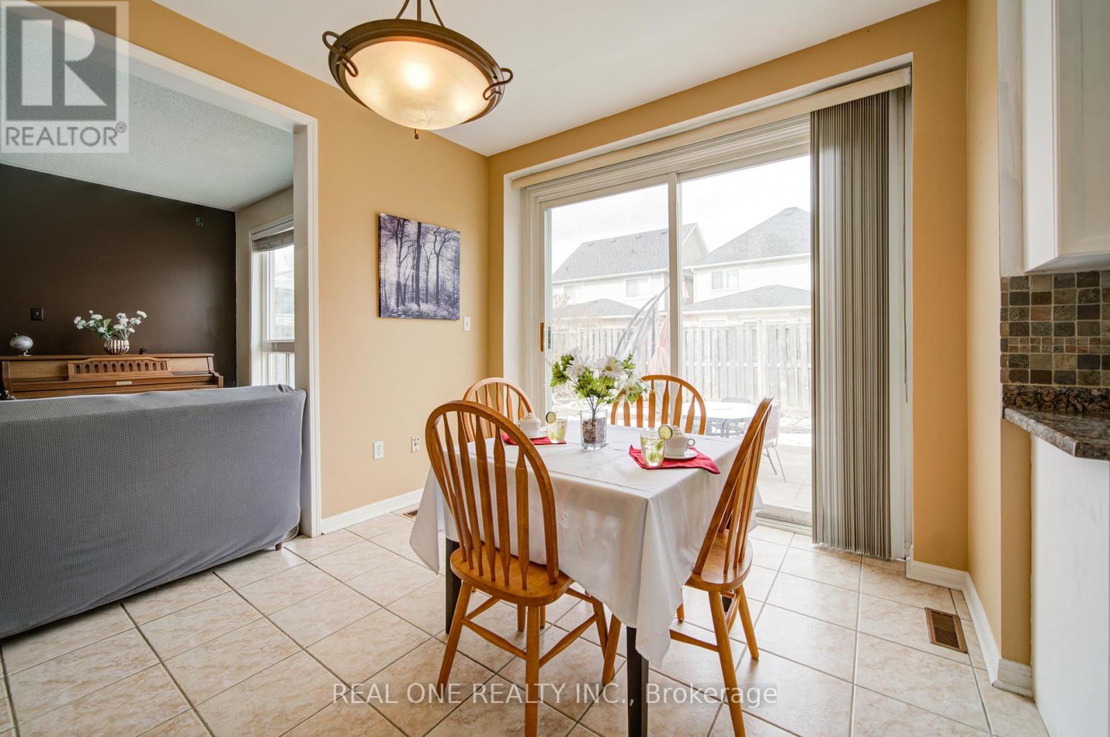 3696 Waterfall Crescent, Mississauga, ON - Indoor Photo Showing Dining Room