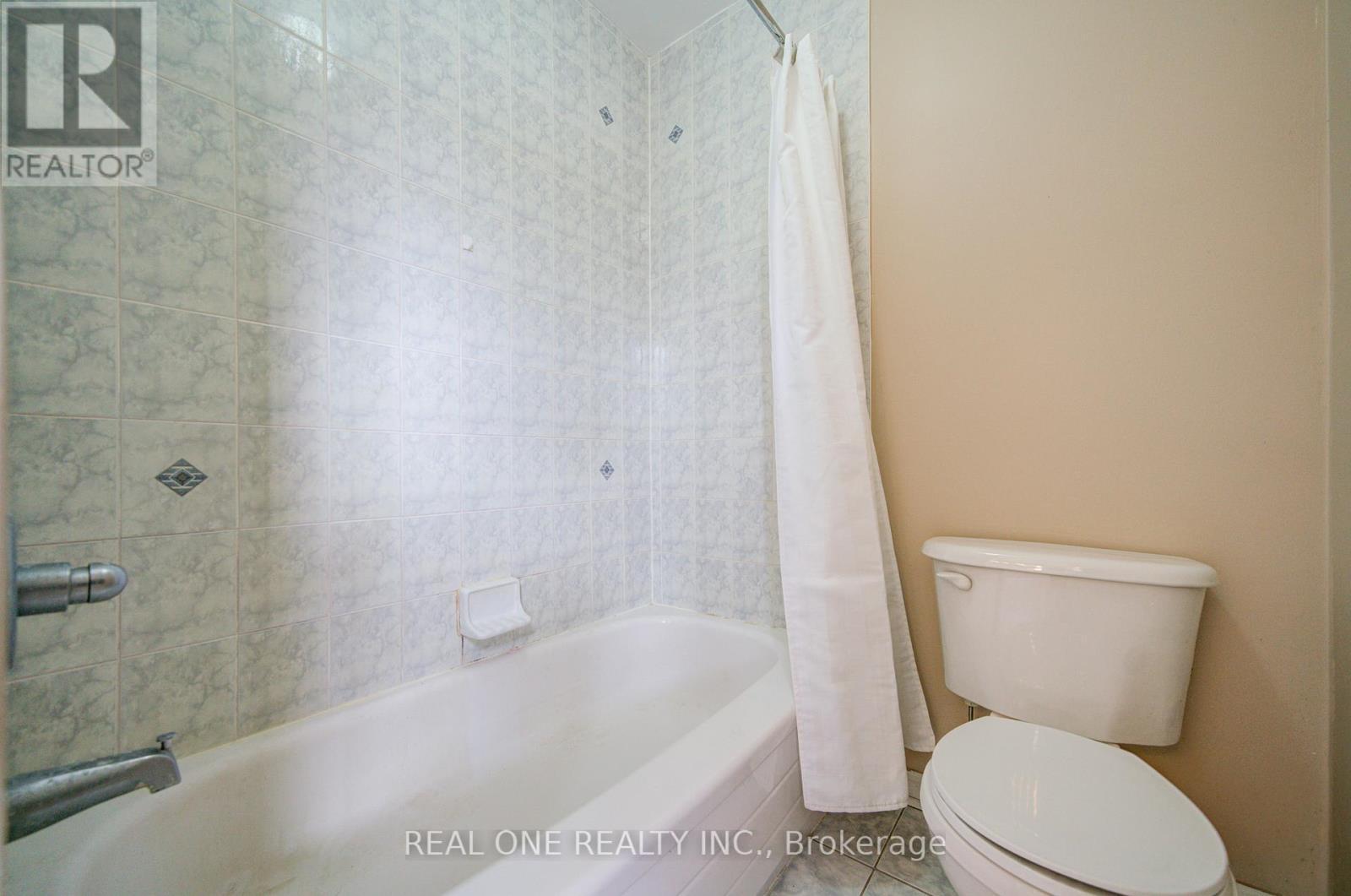 3696 Waterfall Crescent, Mississauga, ON - Indoor Photo Showing Bathroom