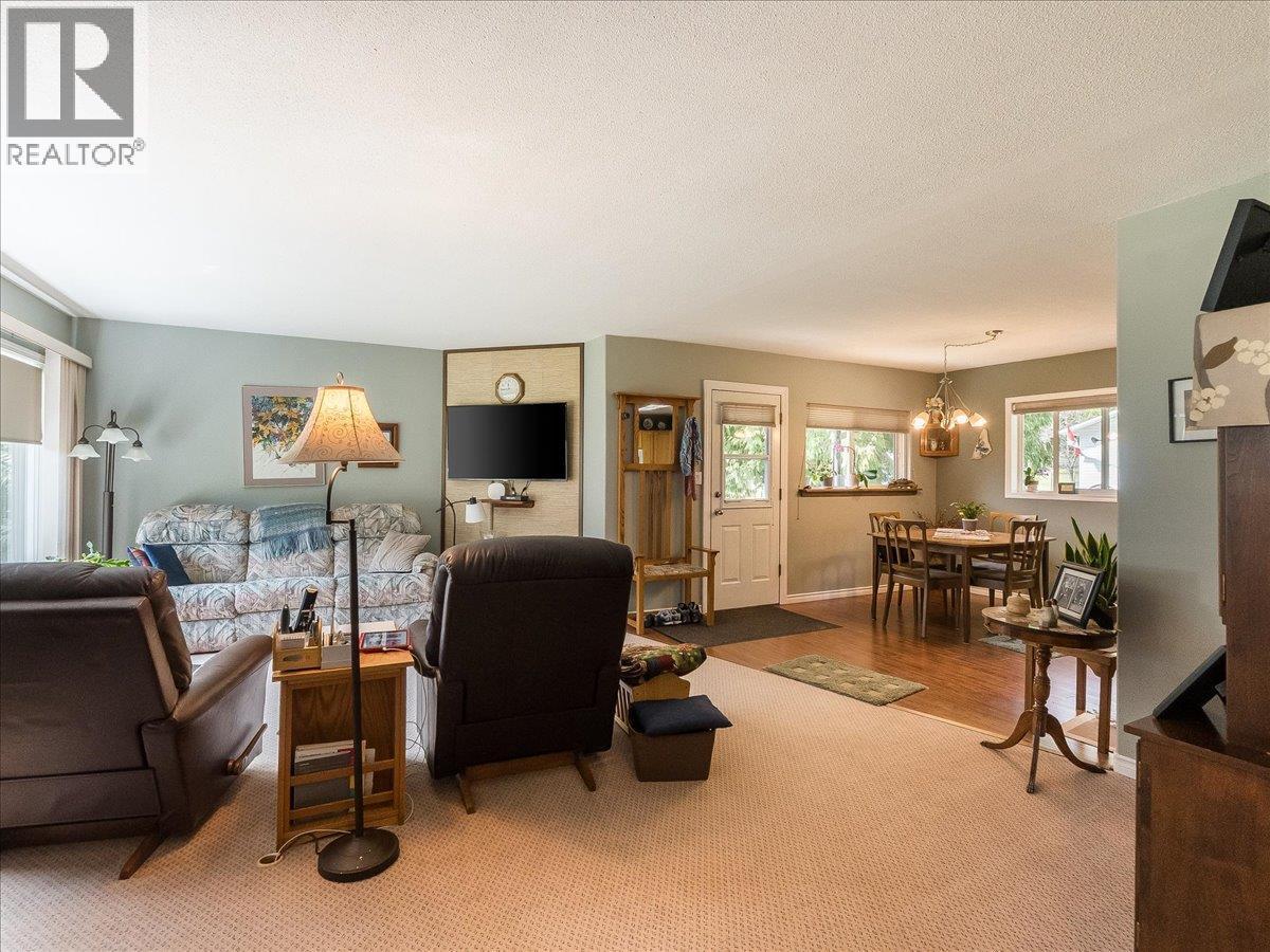 1663 Moran Road Road, Thrums, BC - Indoor Photo Showing Living Room