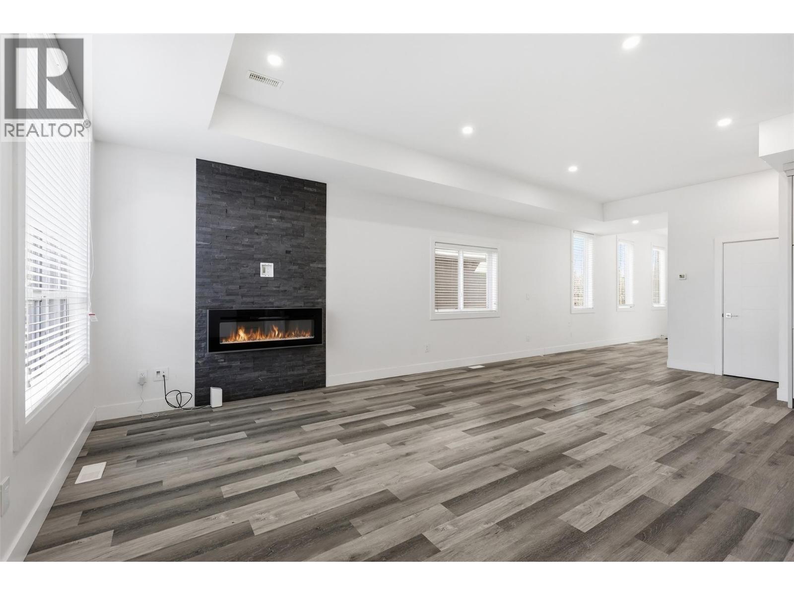 154 Williams Street, Kamloops, BC - Indoor With Fireplace