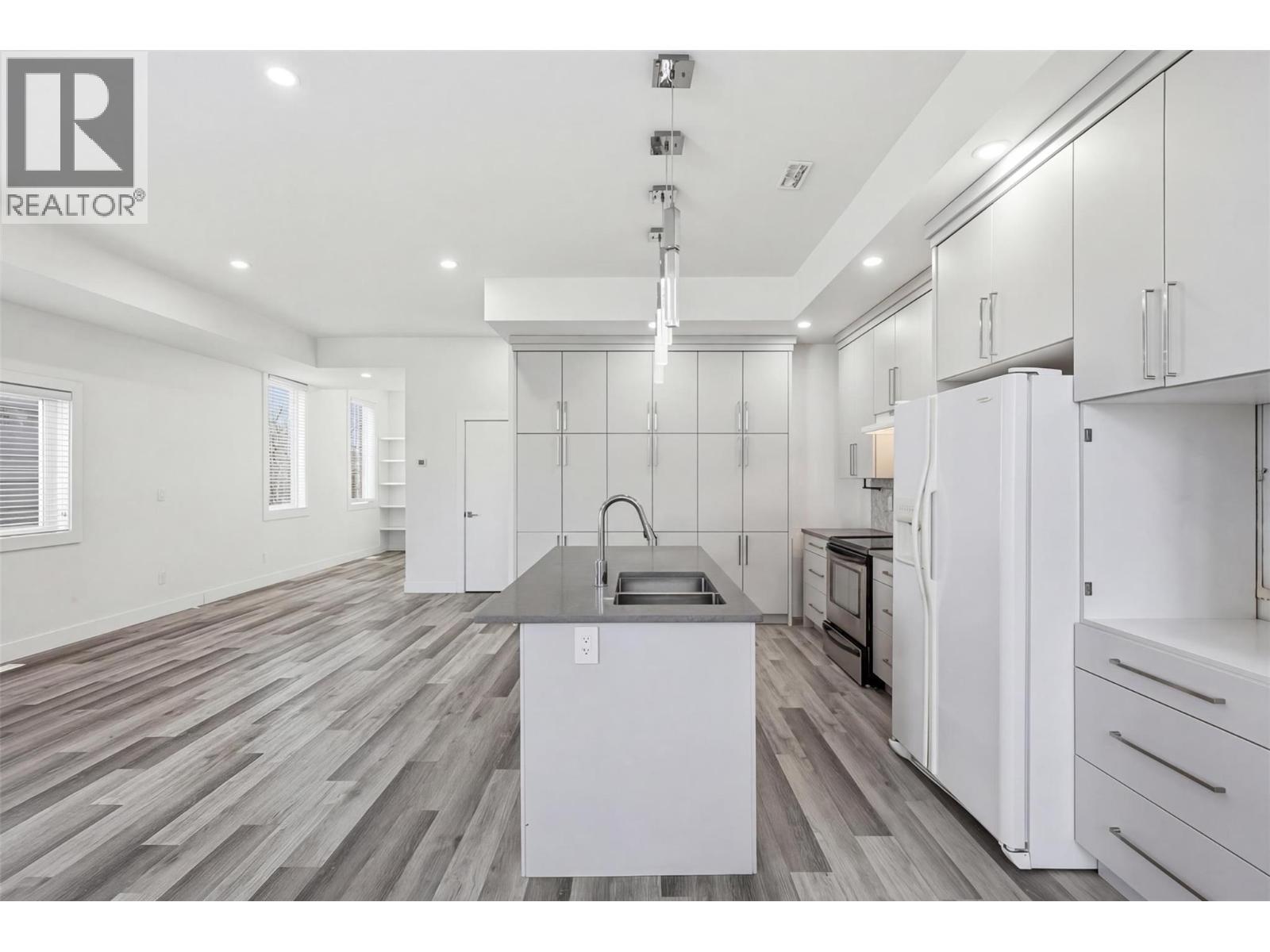 154 Williams Street, Kamloops, BC - Indoor Photo Showing Kitchen With Double Sink With Upgraded Kitchen