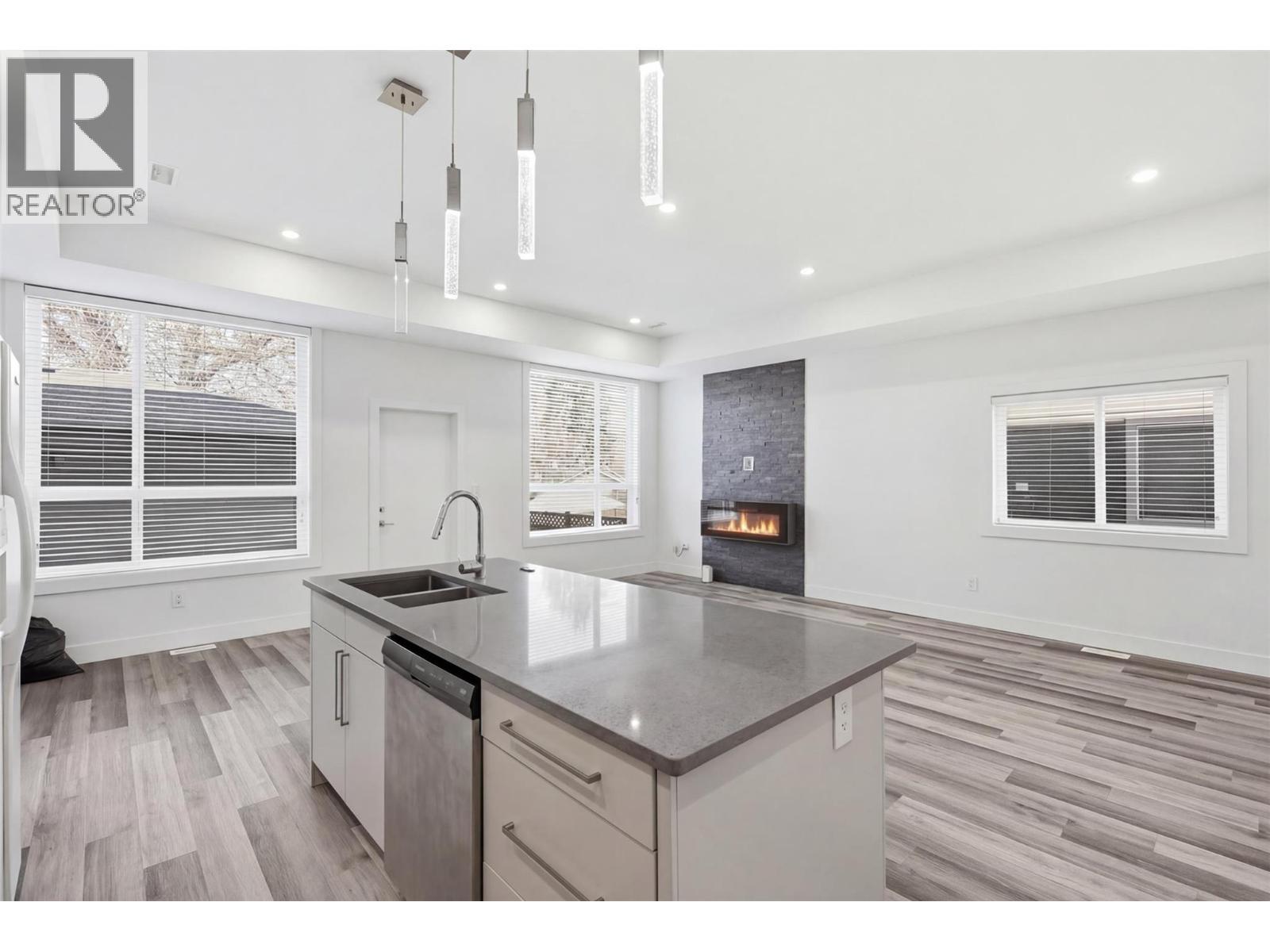 154 Williams Street, Kamloops, BC - Indoor Photo Showing Kitchen With Double Sink