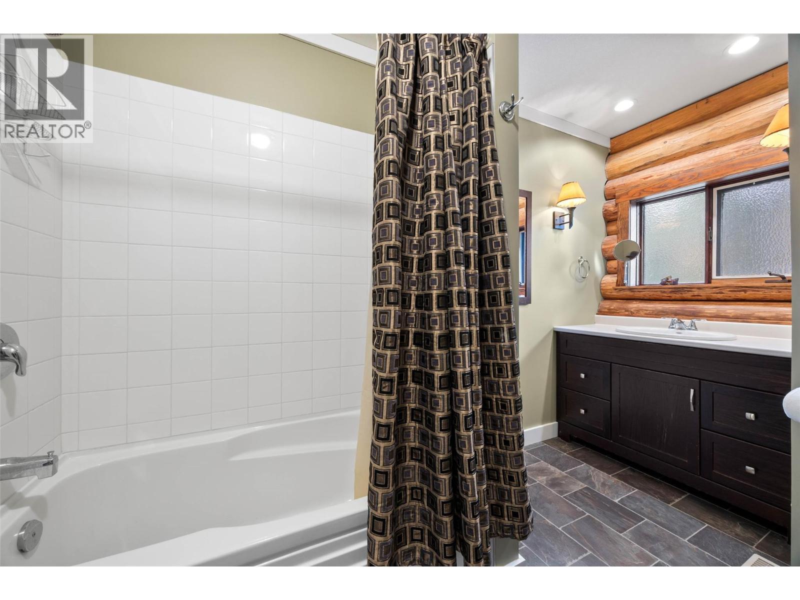 7799 Golf Course Road, Anglemont, BC - Indoor Photo Showing Bathroom