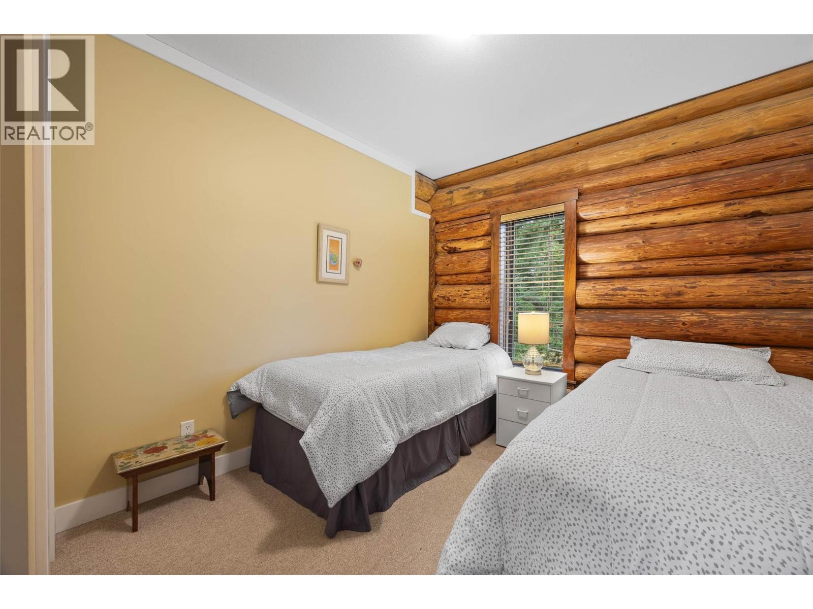 7799 Golf Course Road, Anglemont, BC - Indoor Photo Showing Bedroom