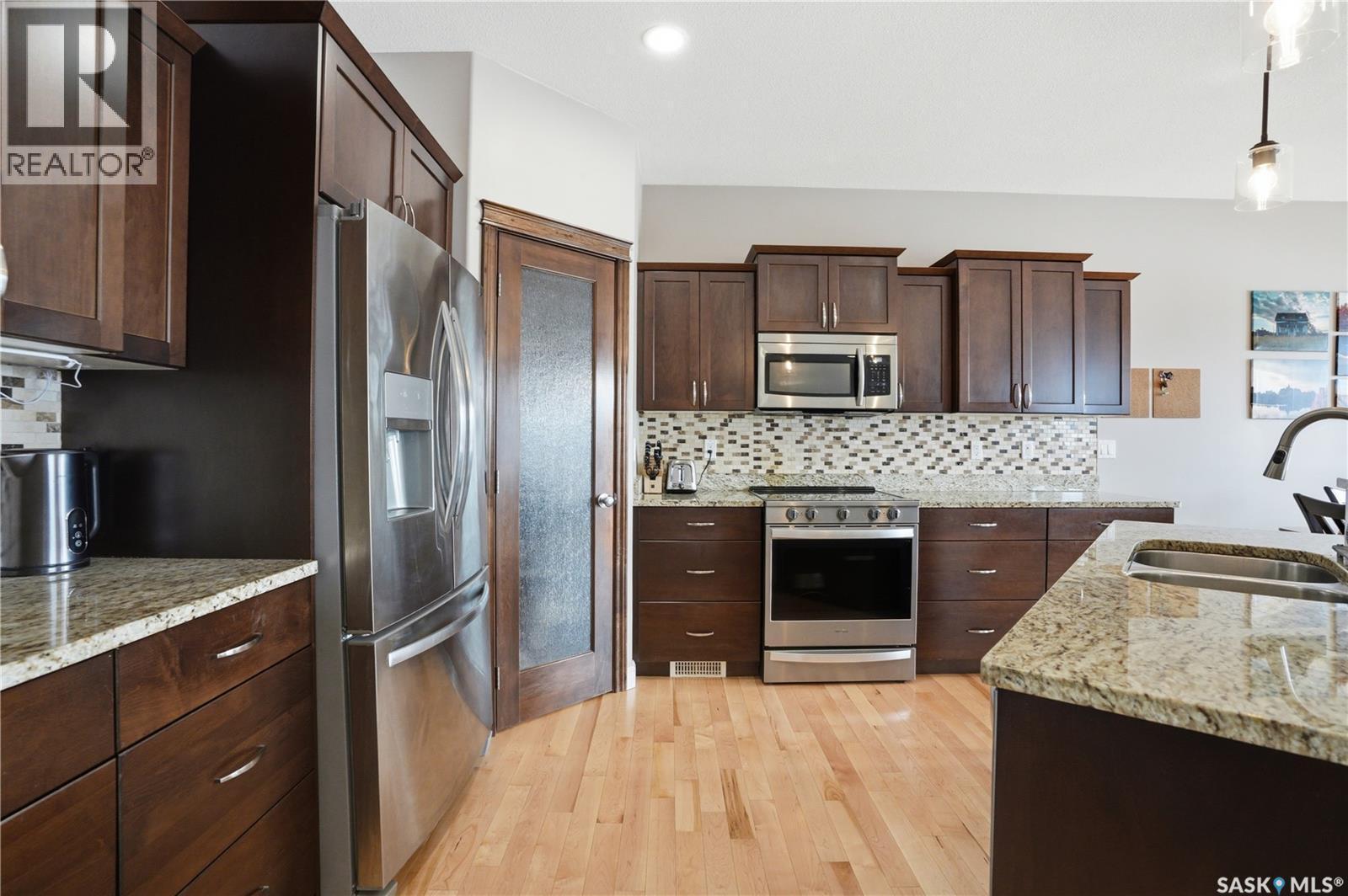 234 Greenfield Crescent, Saskatoon, SK - Indoor Photo Showing Kitchen With Double Sink With Upgraded Kitchen
