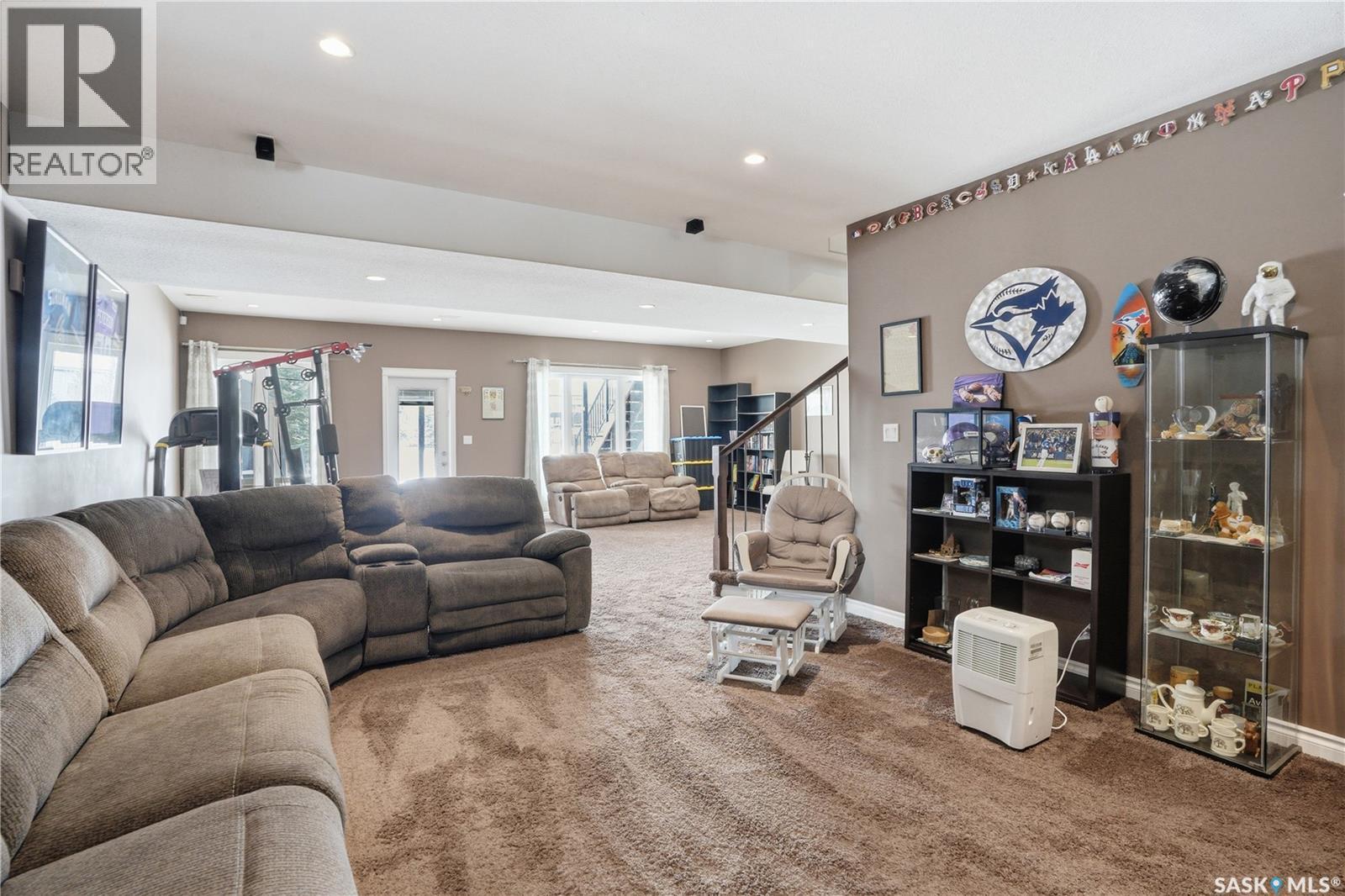 234 Greenfield Crescent, Saskatoon, SK - Indoor Photo Showing Living Room