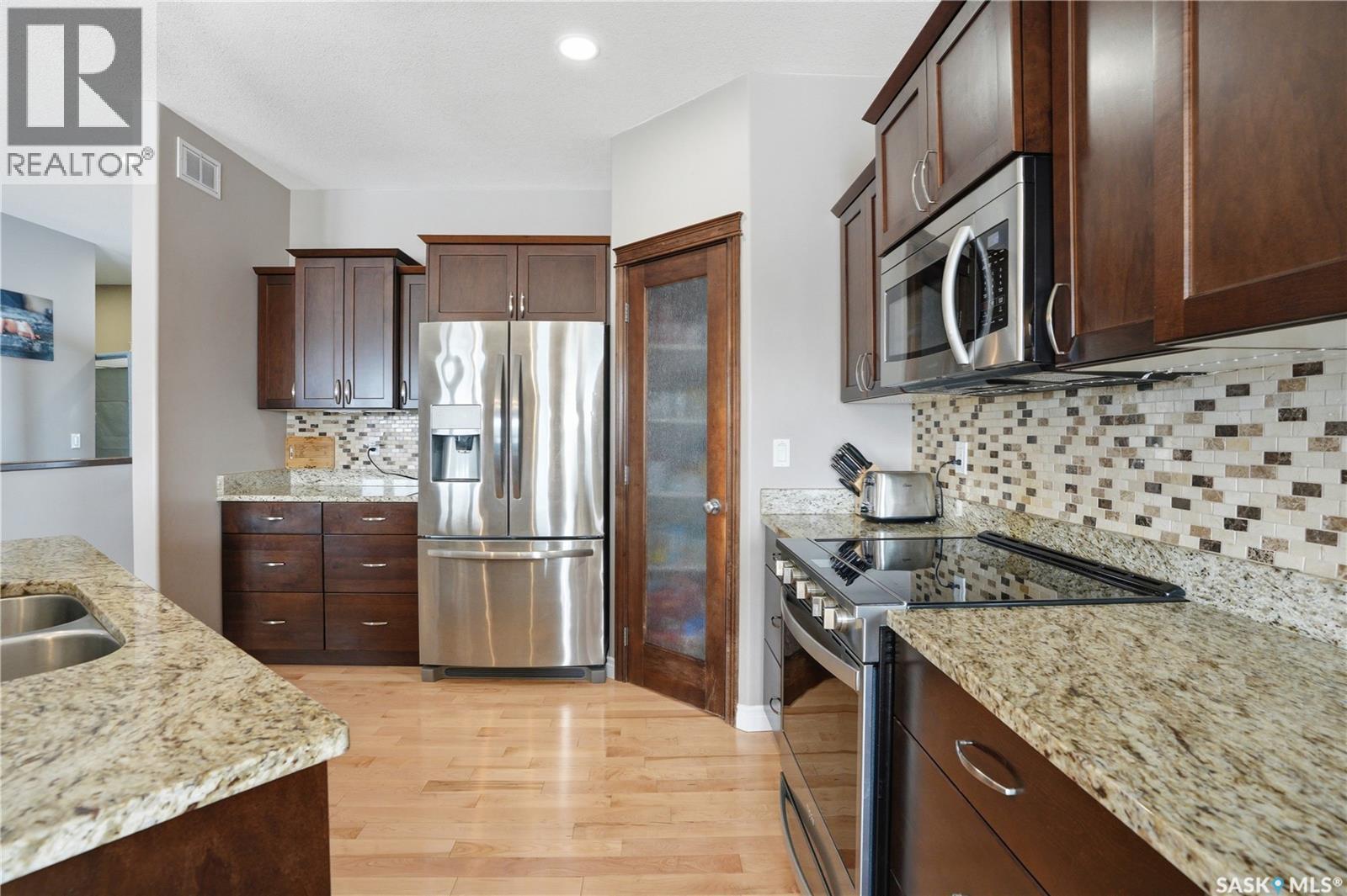 234 Greenfield Crescent, Saskatoon, SK - Indoor Photo Showing Kitchen With Double Sink With Upgraded Kitchen