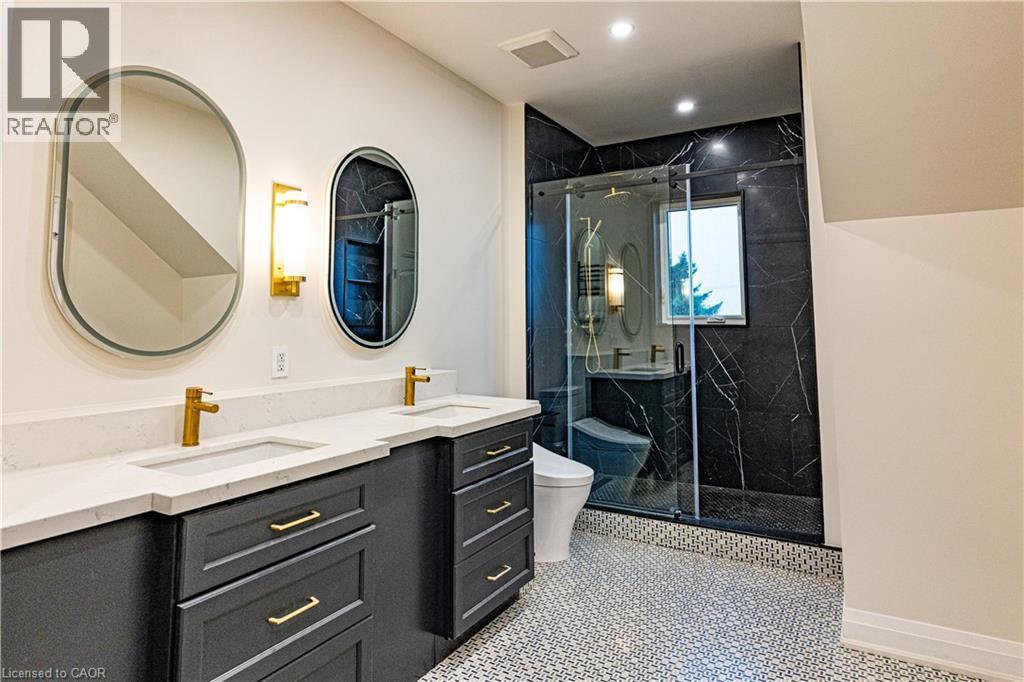 2019 Dundas Street, Burlington, ON - Indoor Photo Showing Bathroom