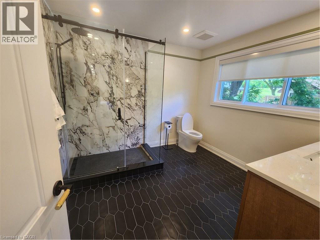 2019 Dundas Street, Burlington, ON - Indoor Photo Showing Bathroom